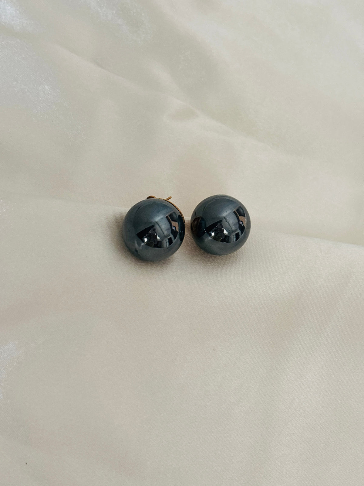 Pearl bold stud earring