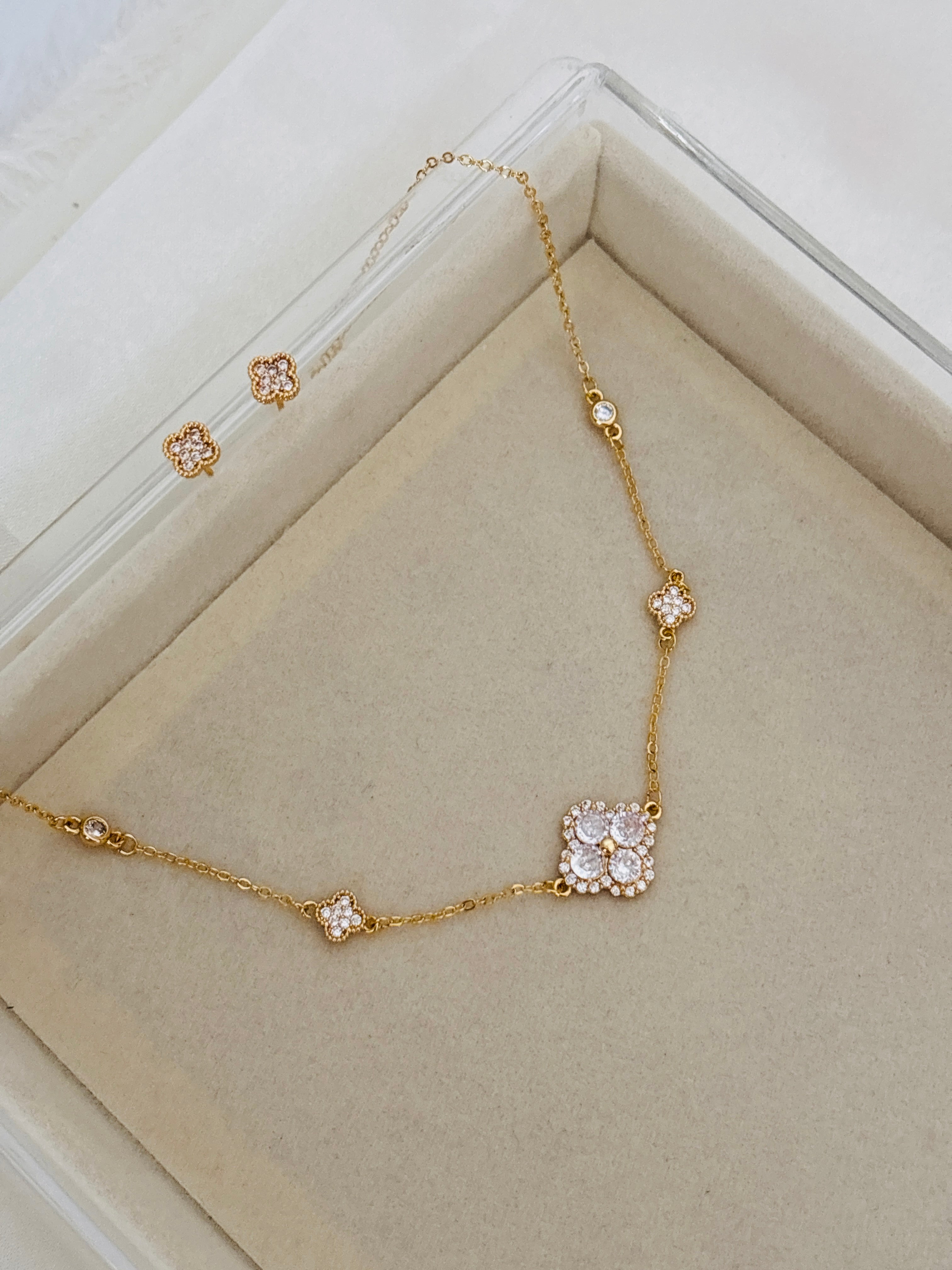 Anaiza solitaire necklace set