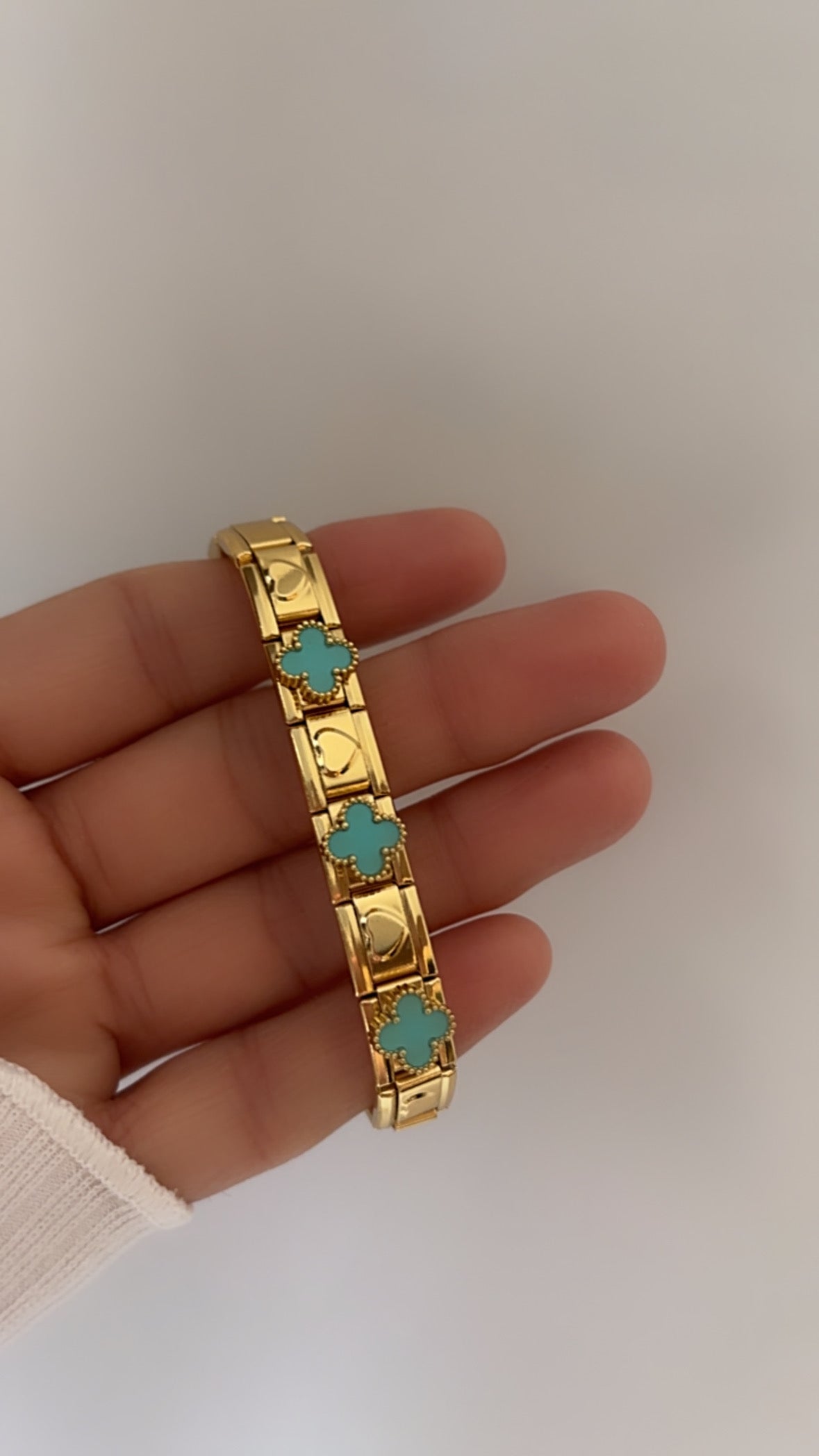 Stretchable clover belt bracelet