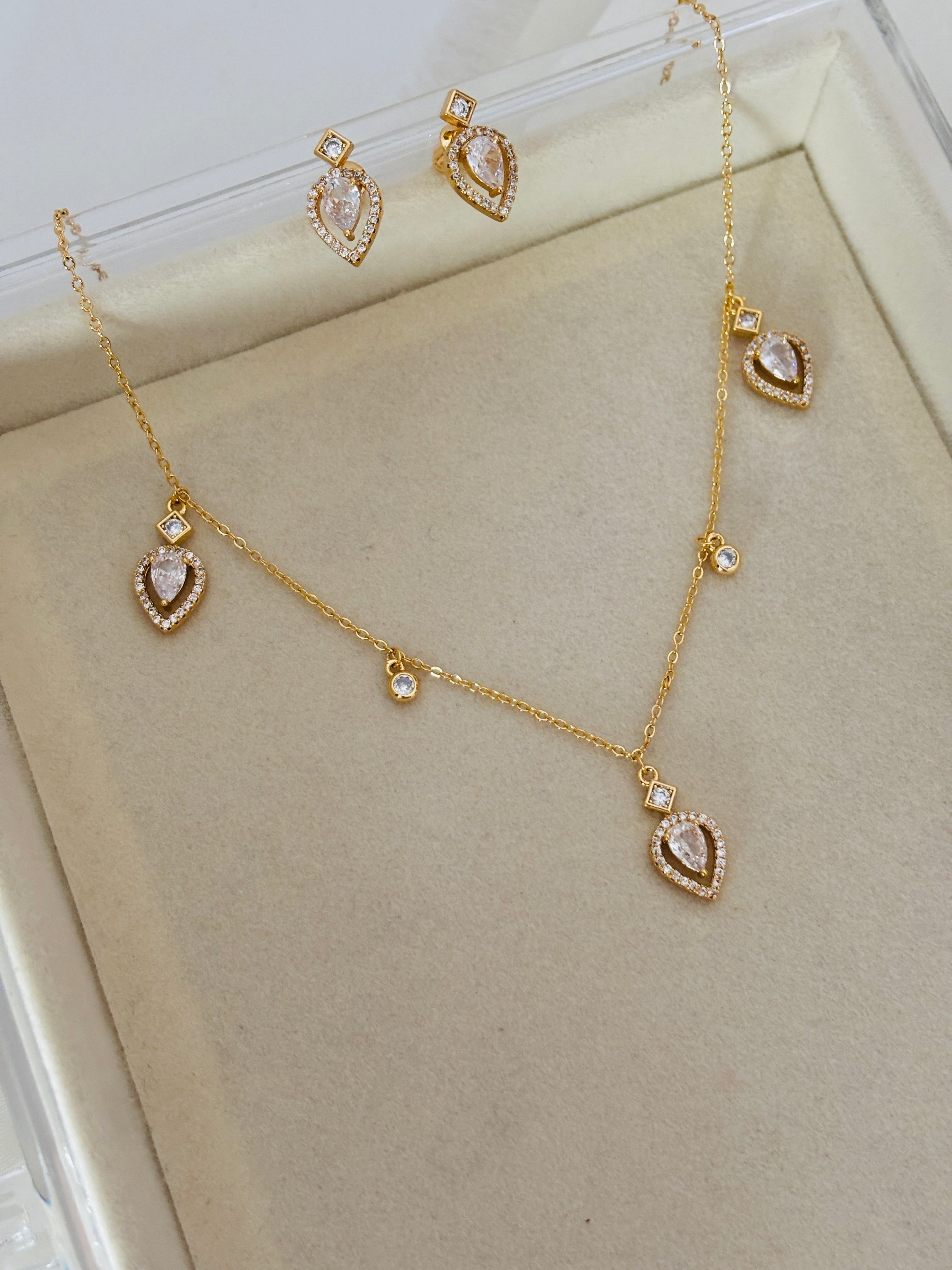 Aleysa solitaire necklace set