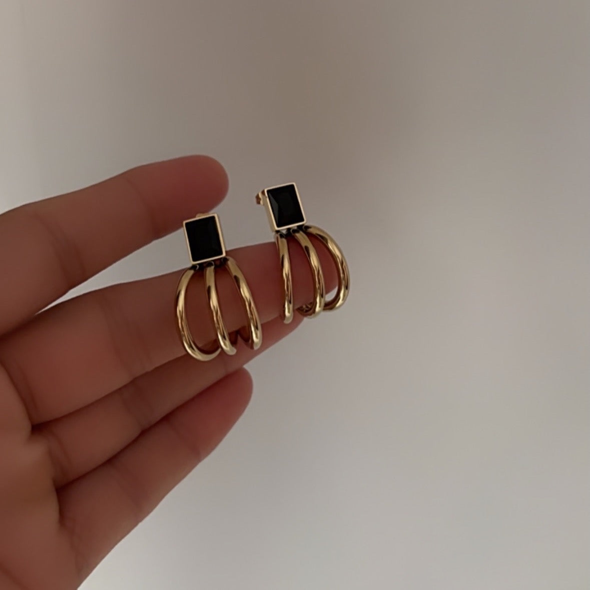 Black claw earring