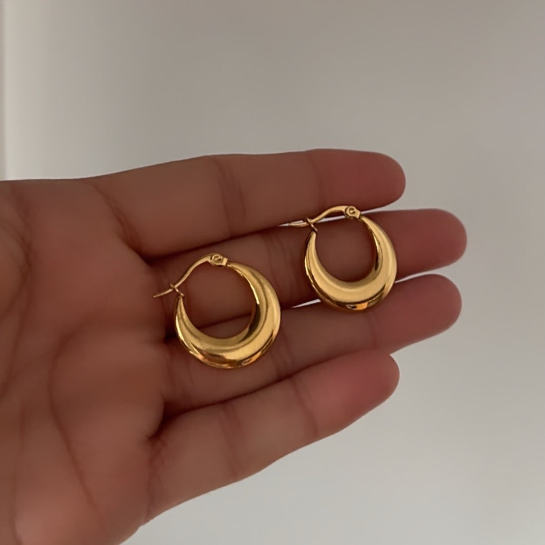 Regular hoop earrings