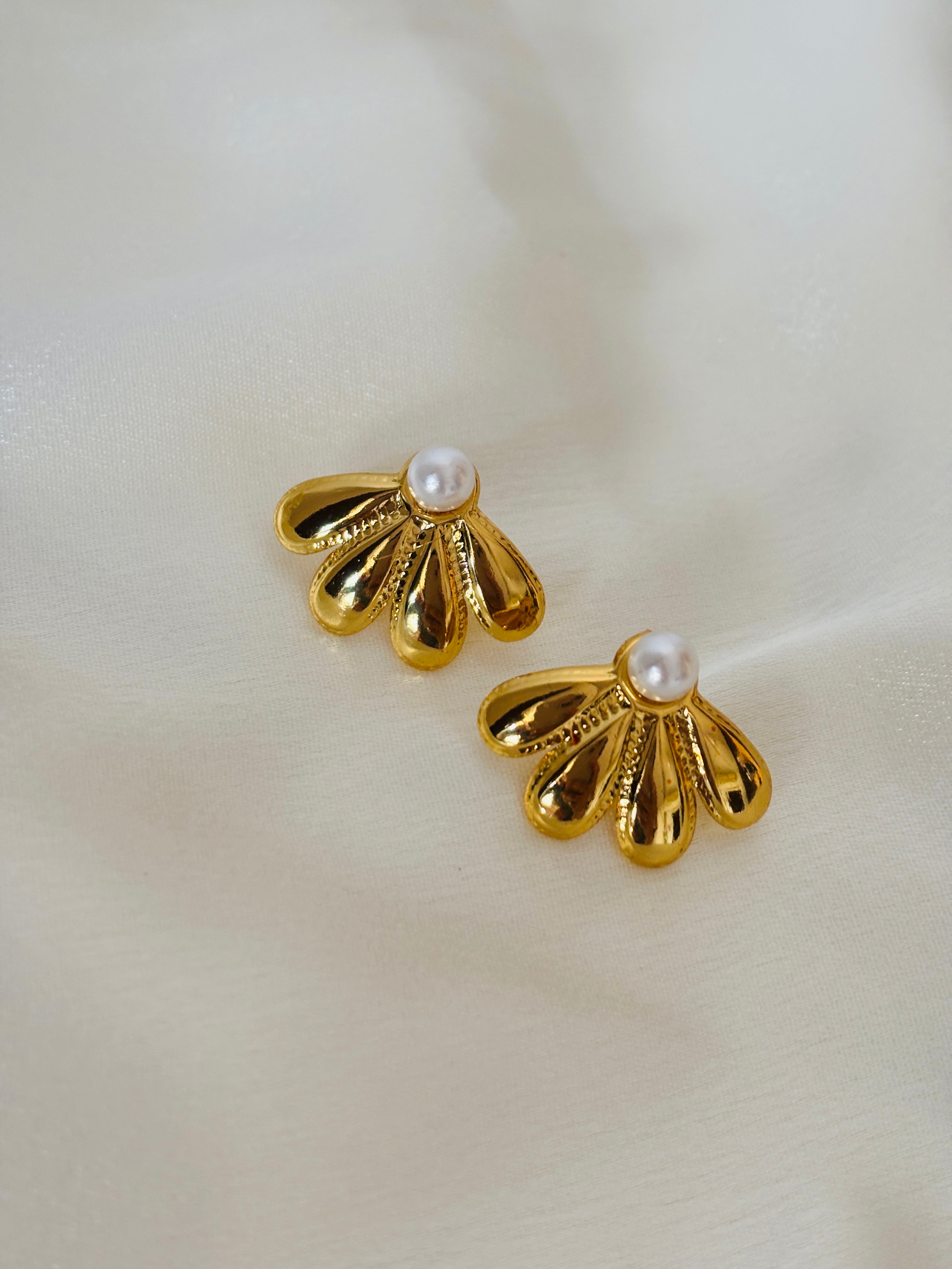 Wella pearl stud earring