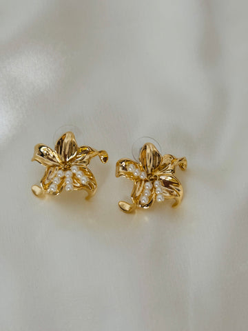 Flora with pearl strings