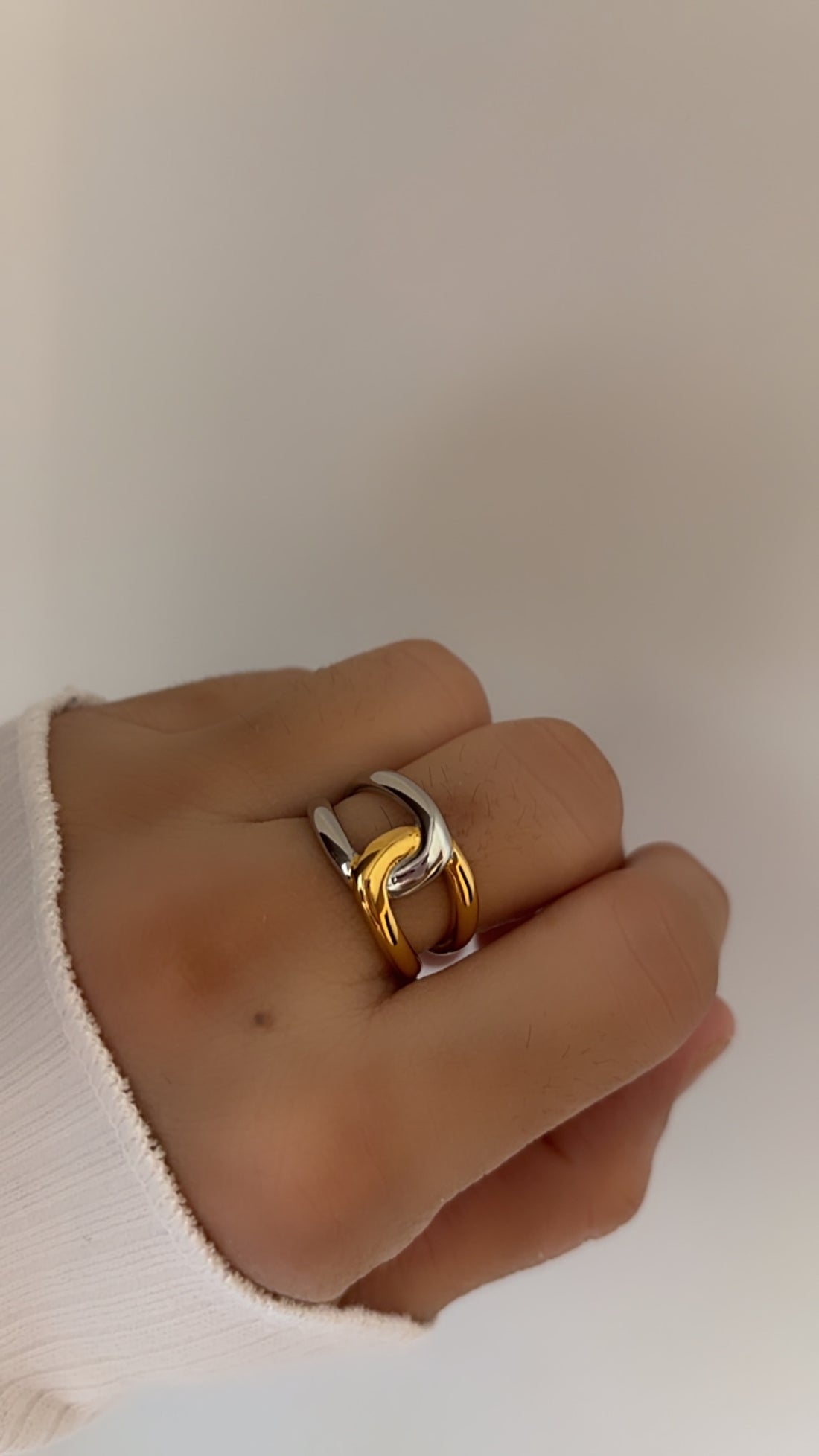 Two tone interlock ring
