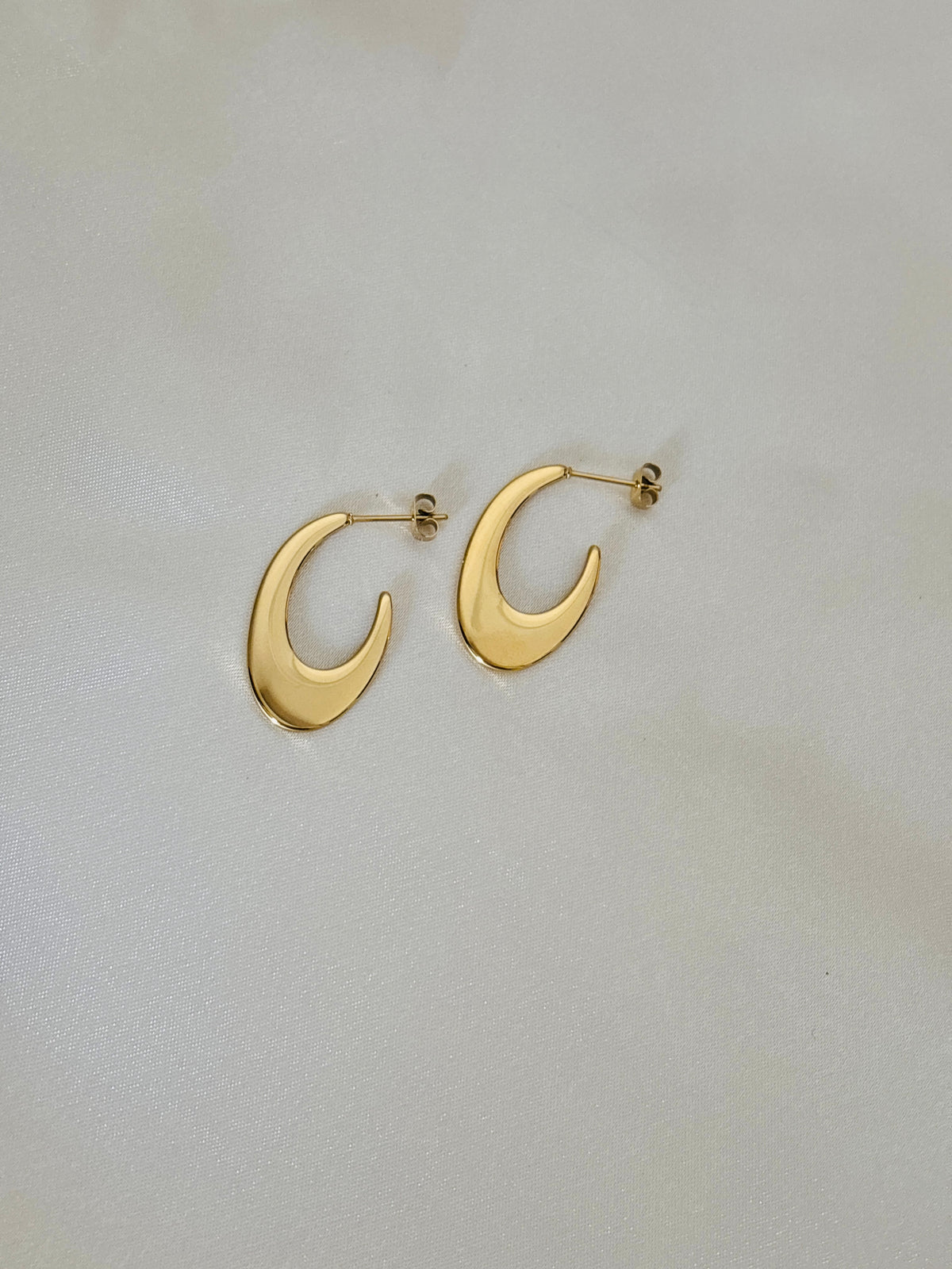 U earring