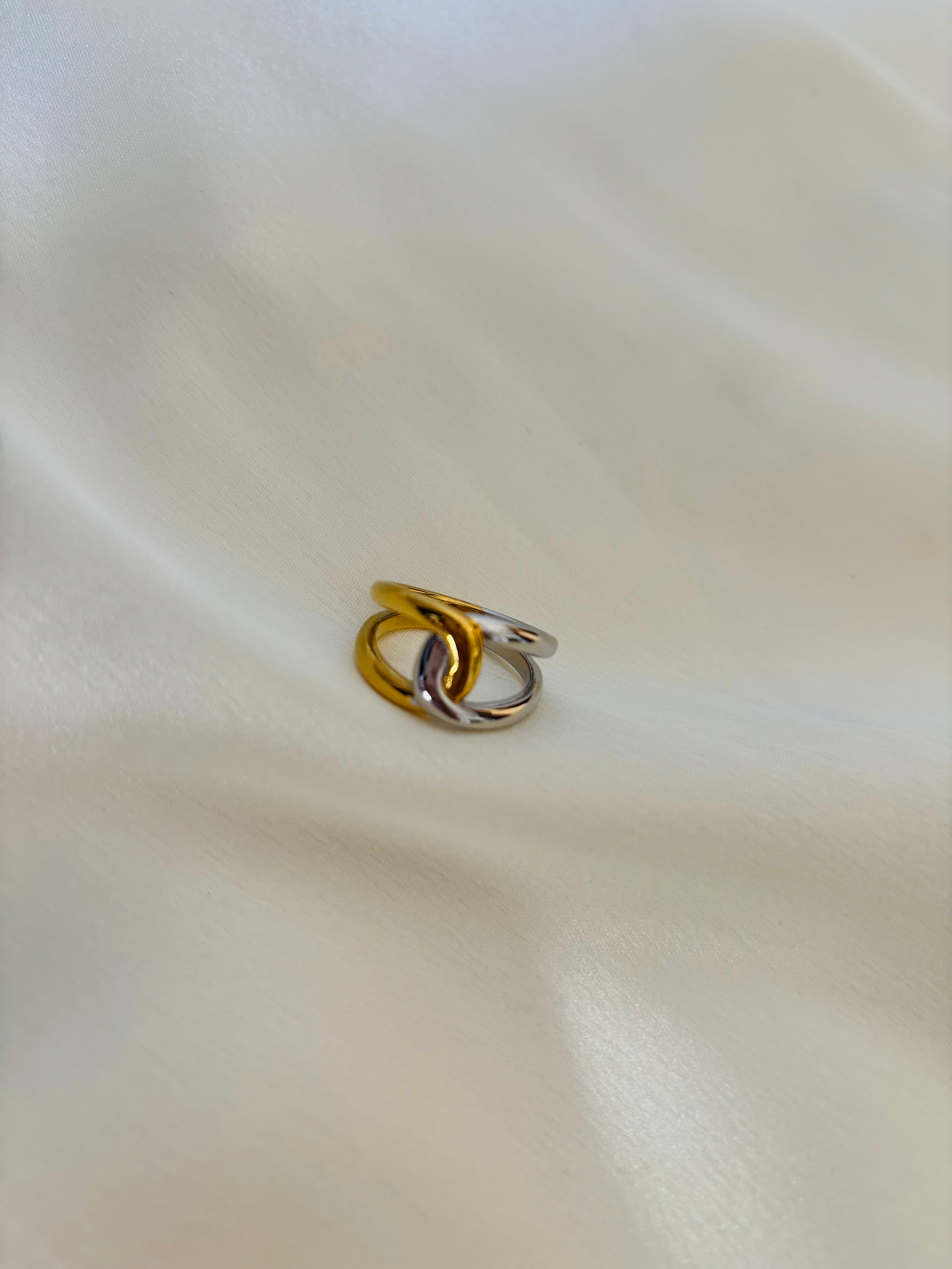 Two tone interlock ring
