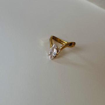 Solitaire almond cut V ring