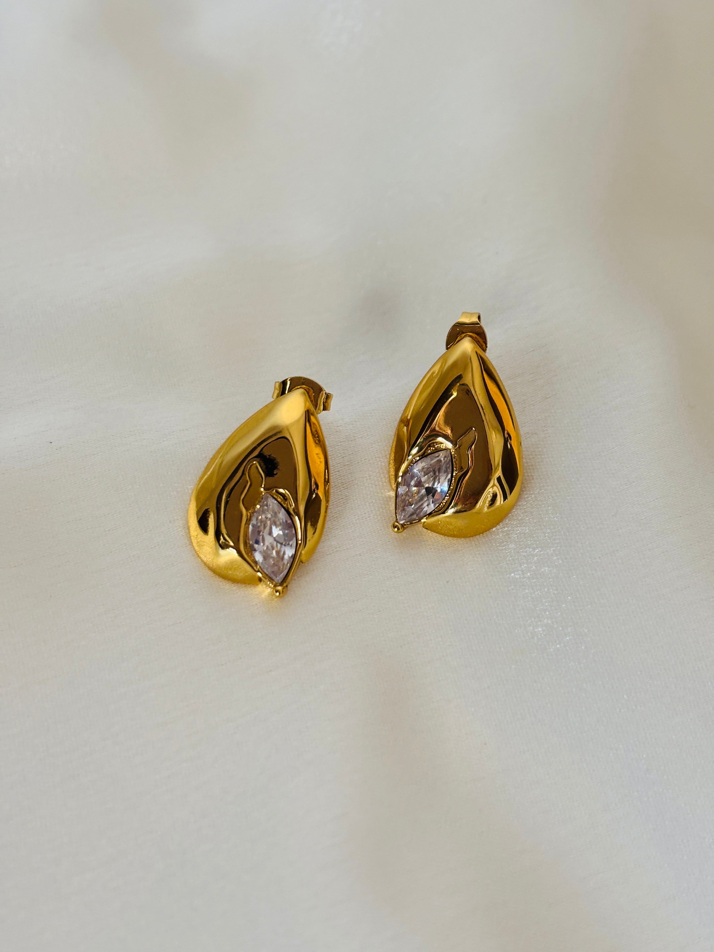 Almond shape earring