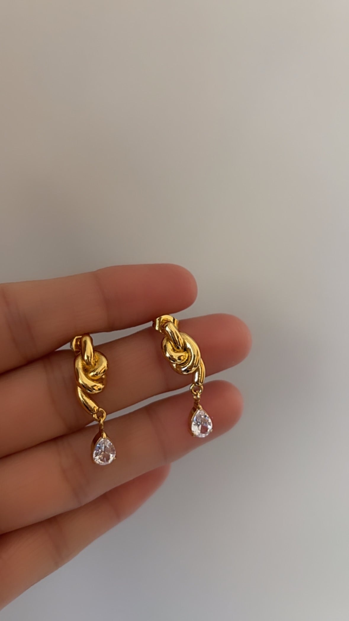 Knot with drop earring