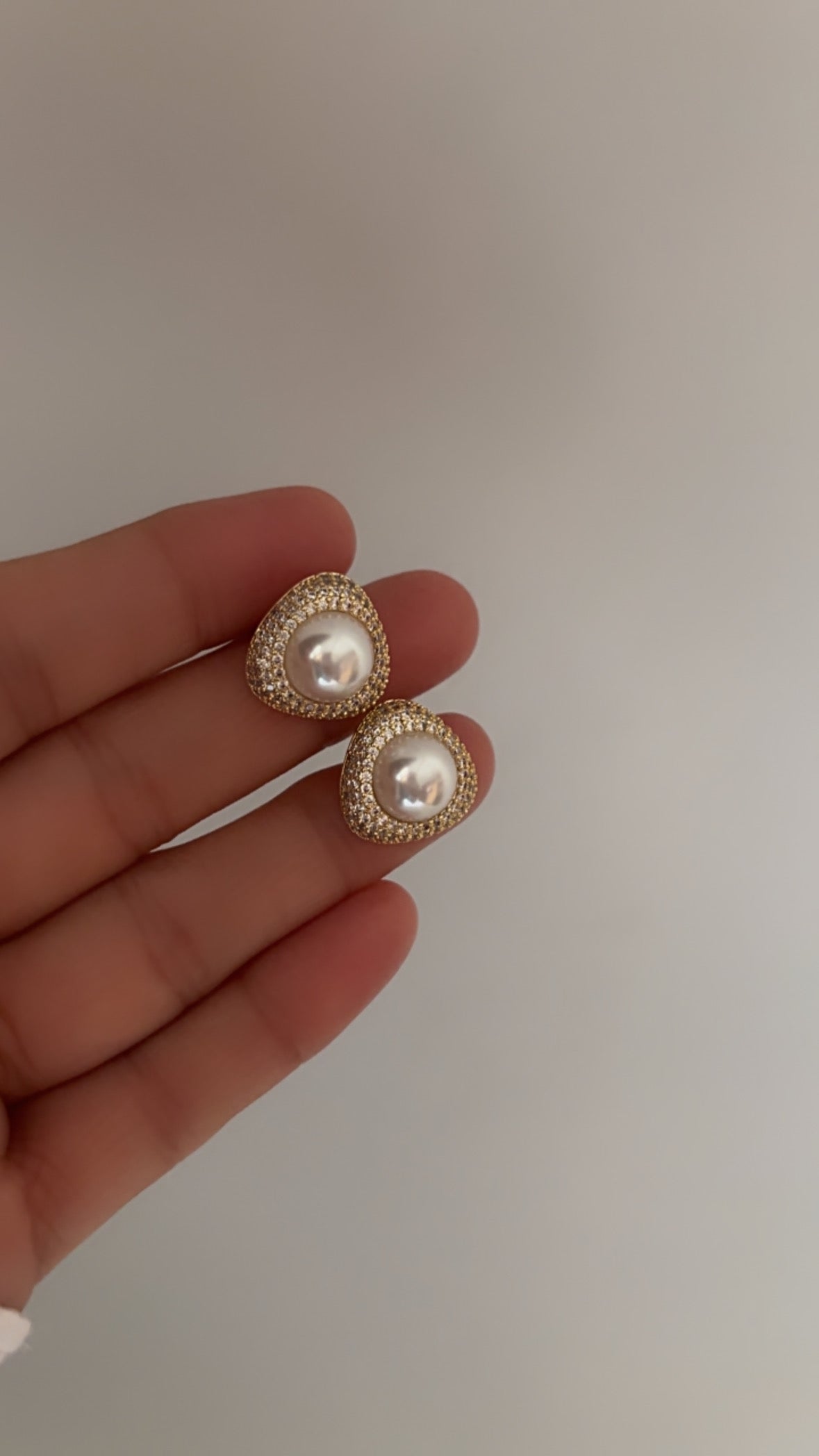 Dory pearl earring