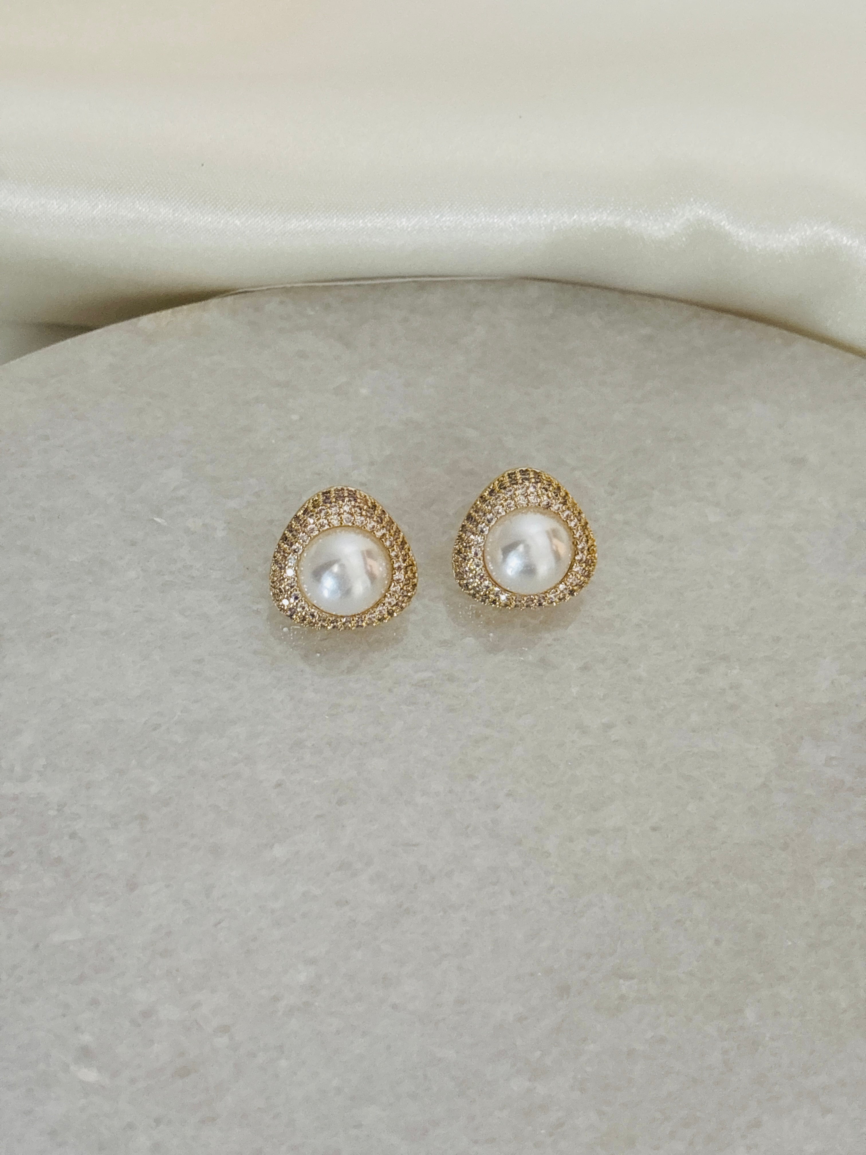 Dory pearl earring