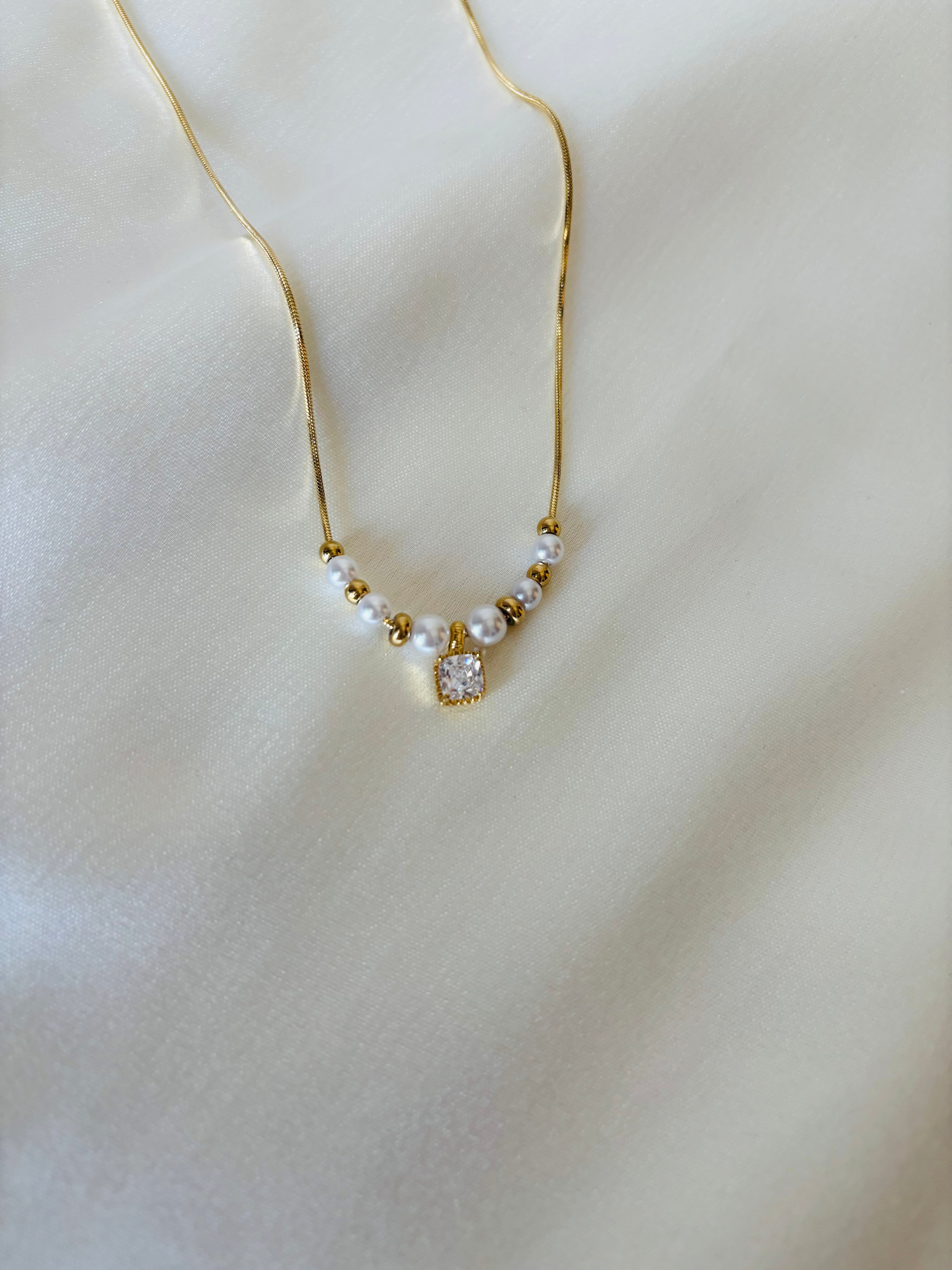 Amora pearl necklace