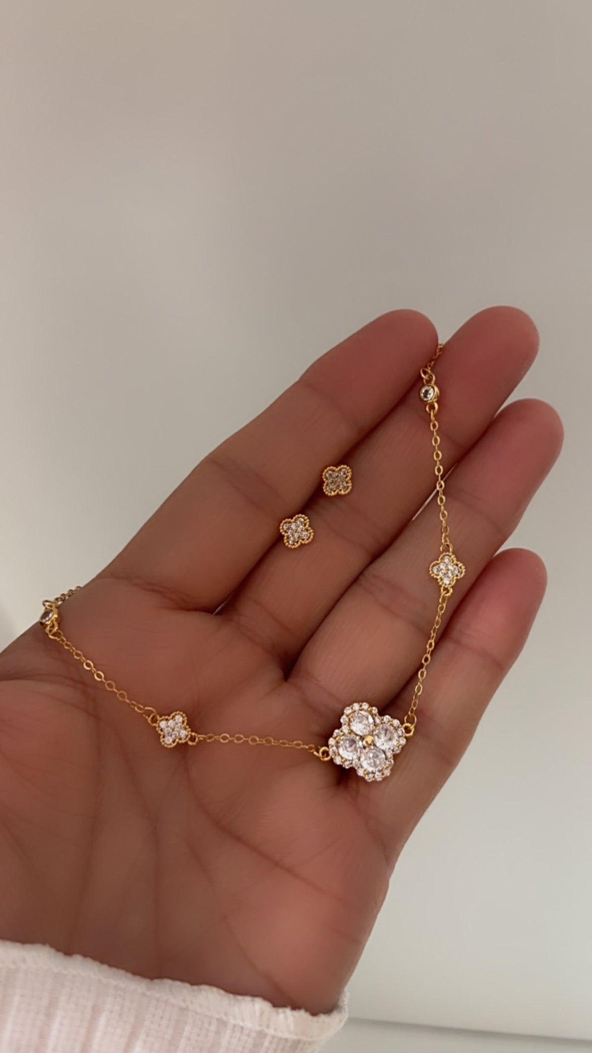 Anaiza solitaire necklace set