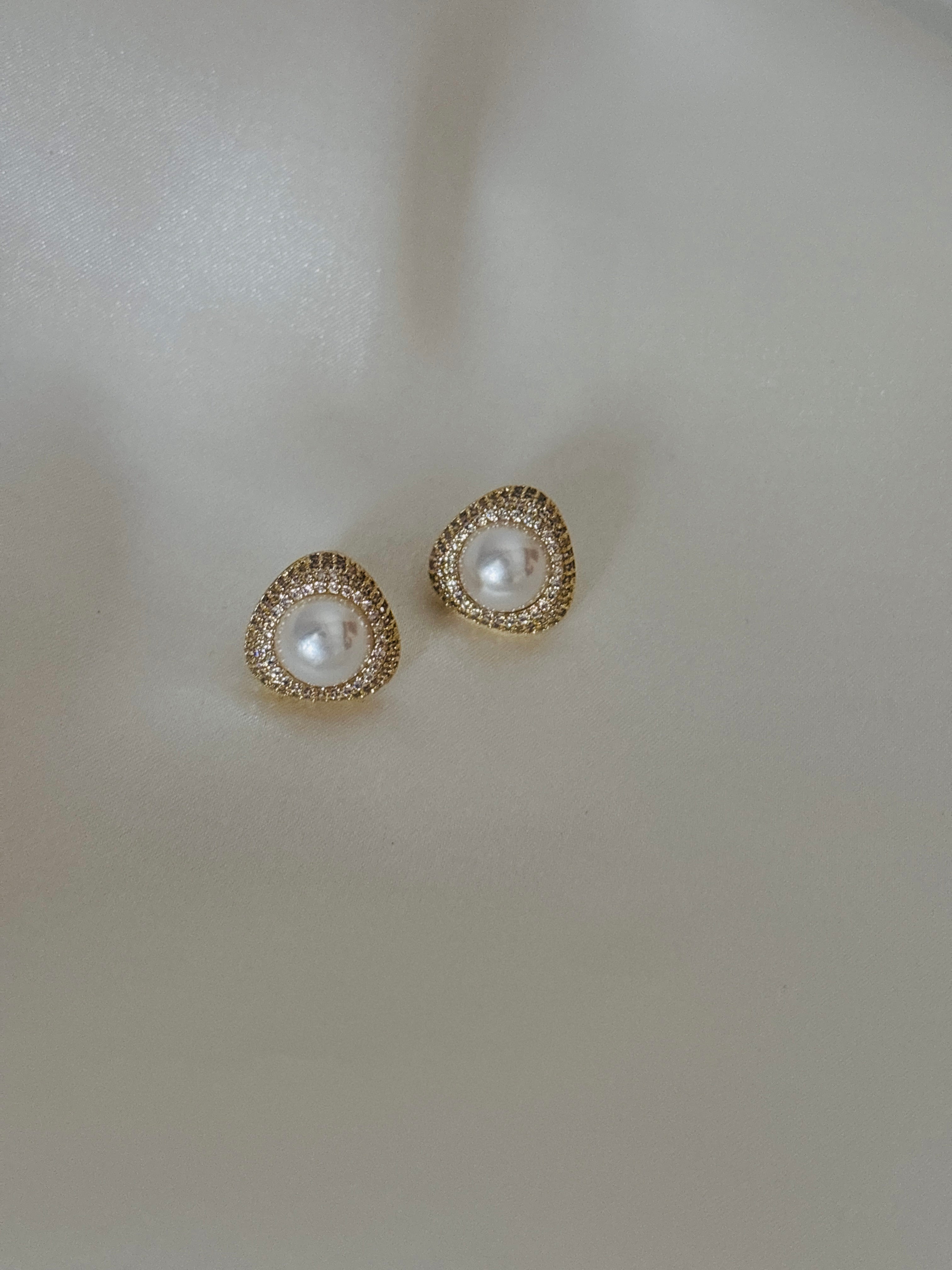 Dory pearl earring