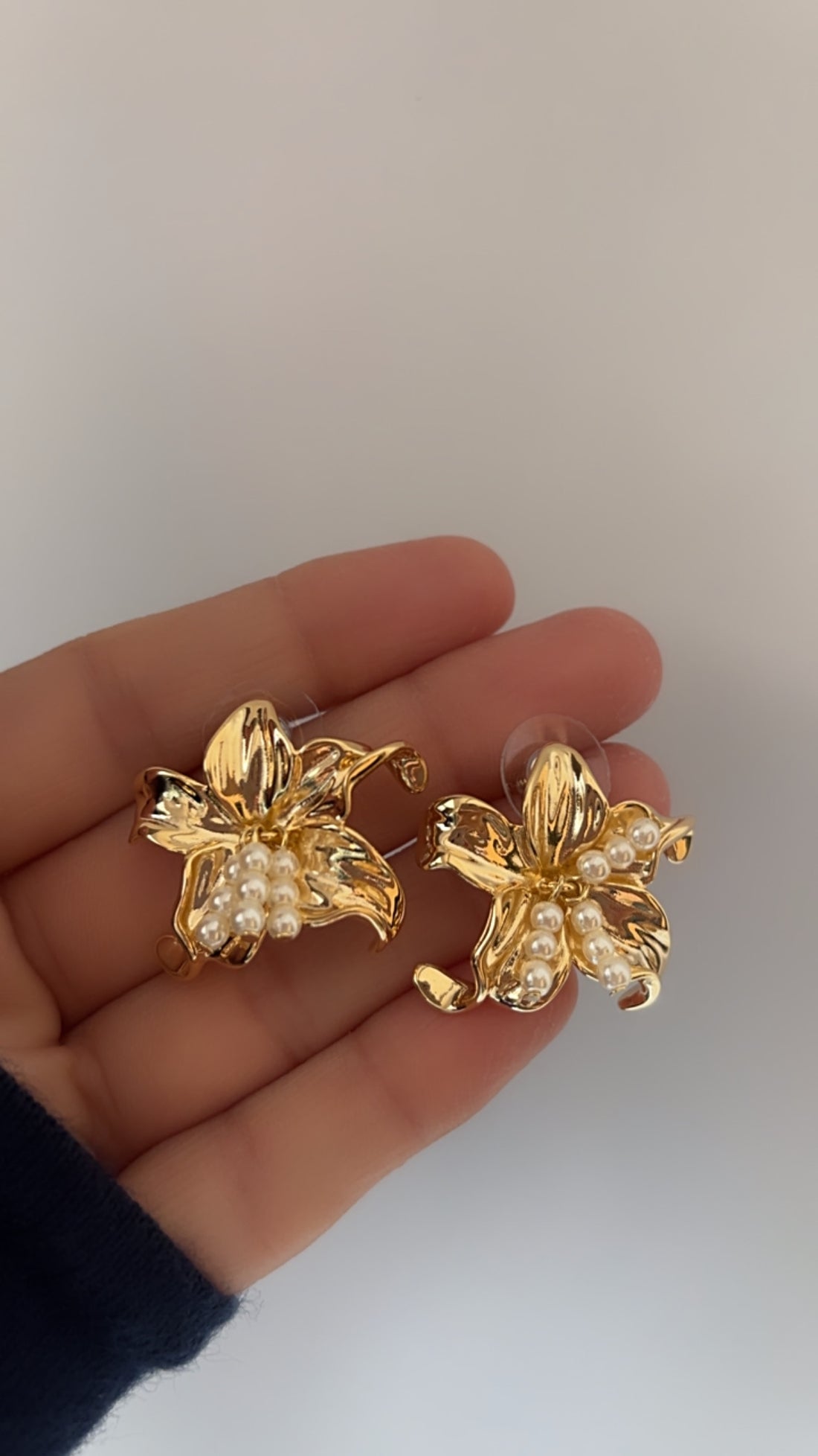 Flora with pearl strings
