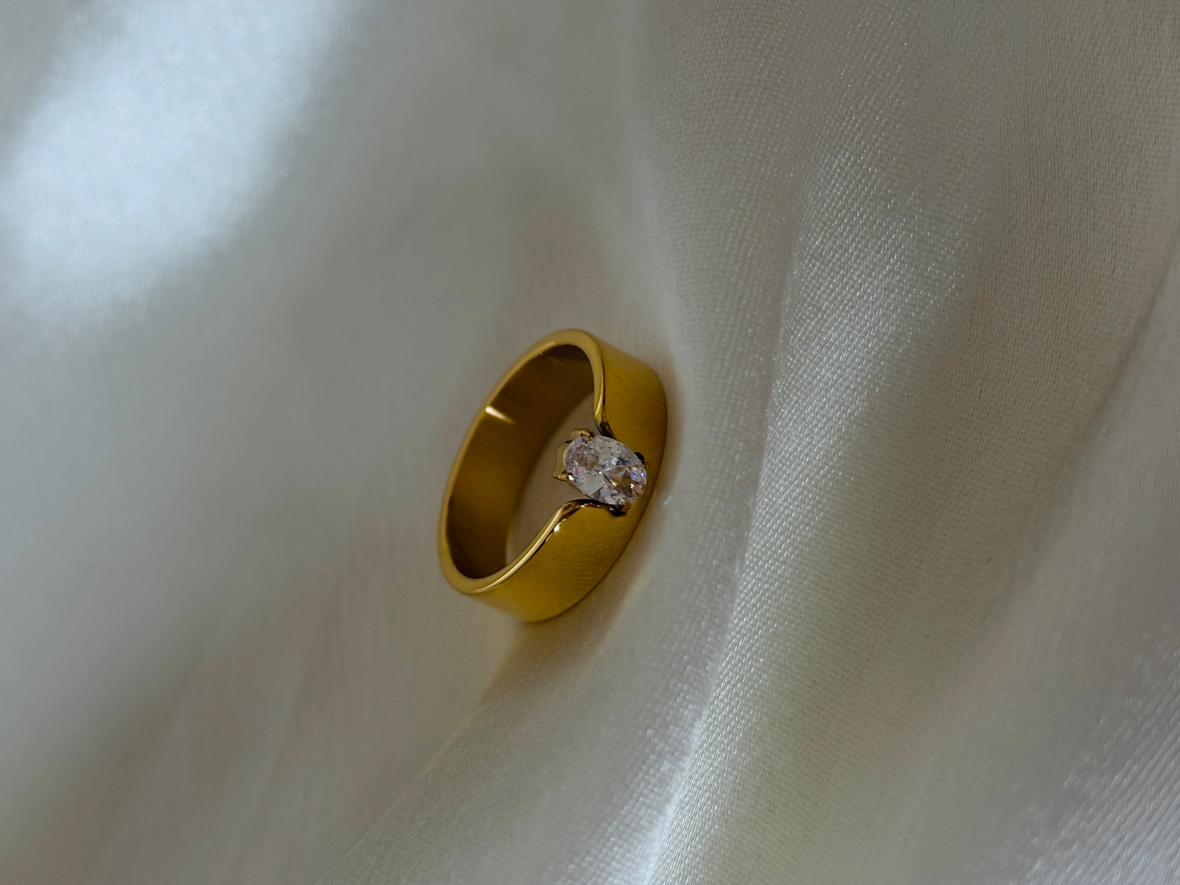 Lynell ring