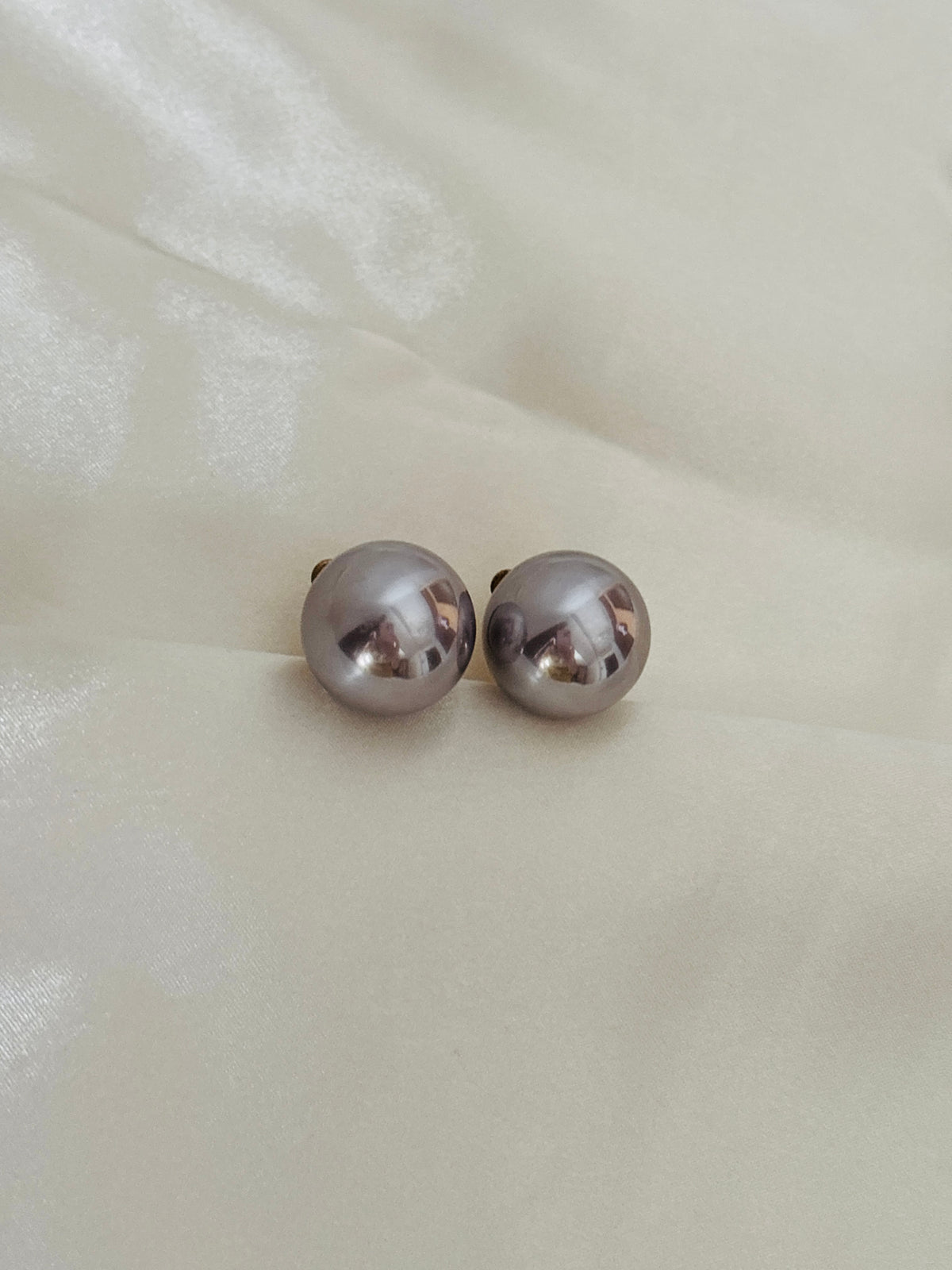 Pearl bold stud earring
