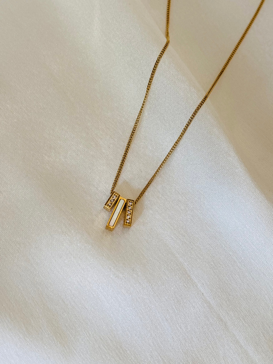 Mop bar necklace