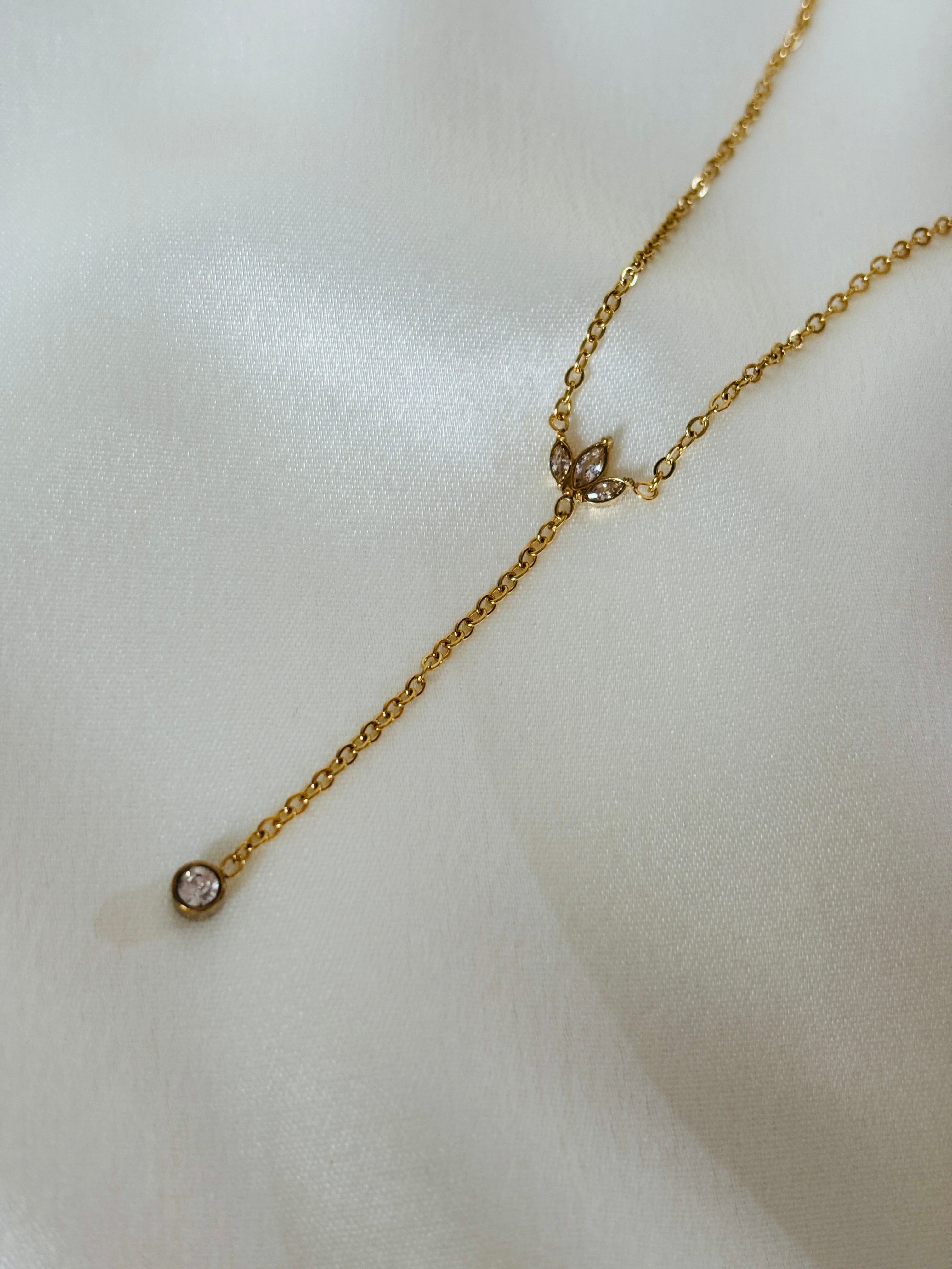 Lotus y necklace