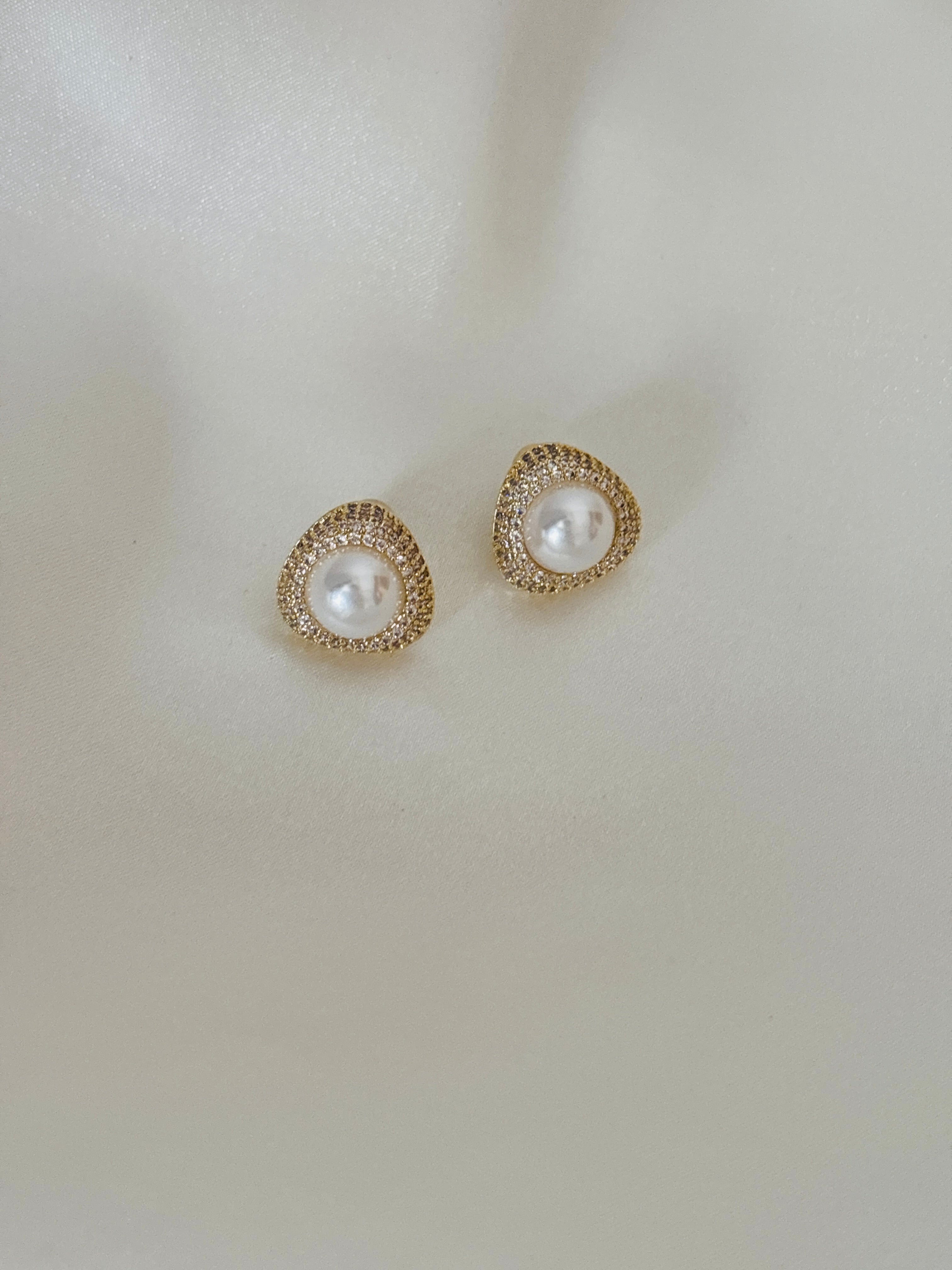 Dory pearl earring
