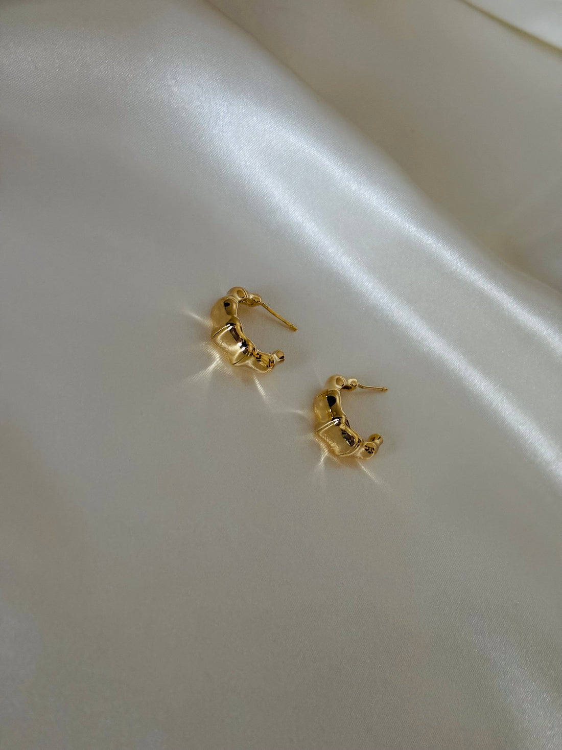 Croissant hoop earrings