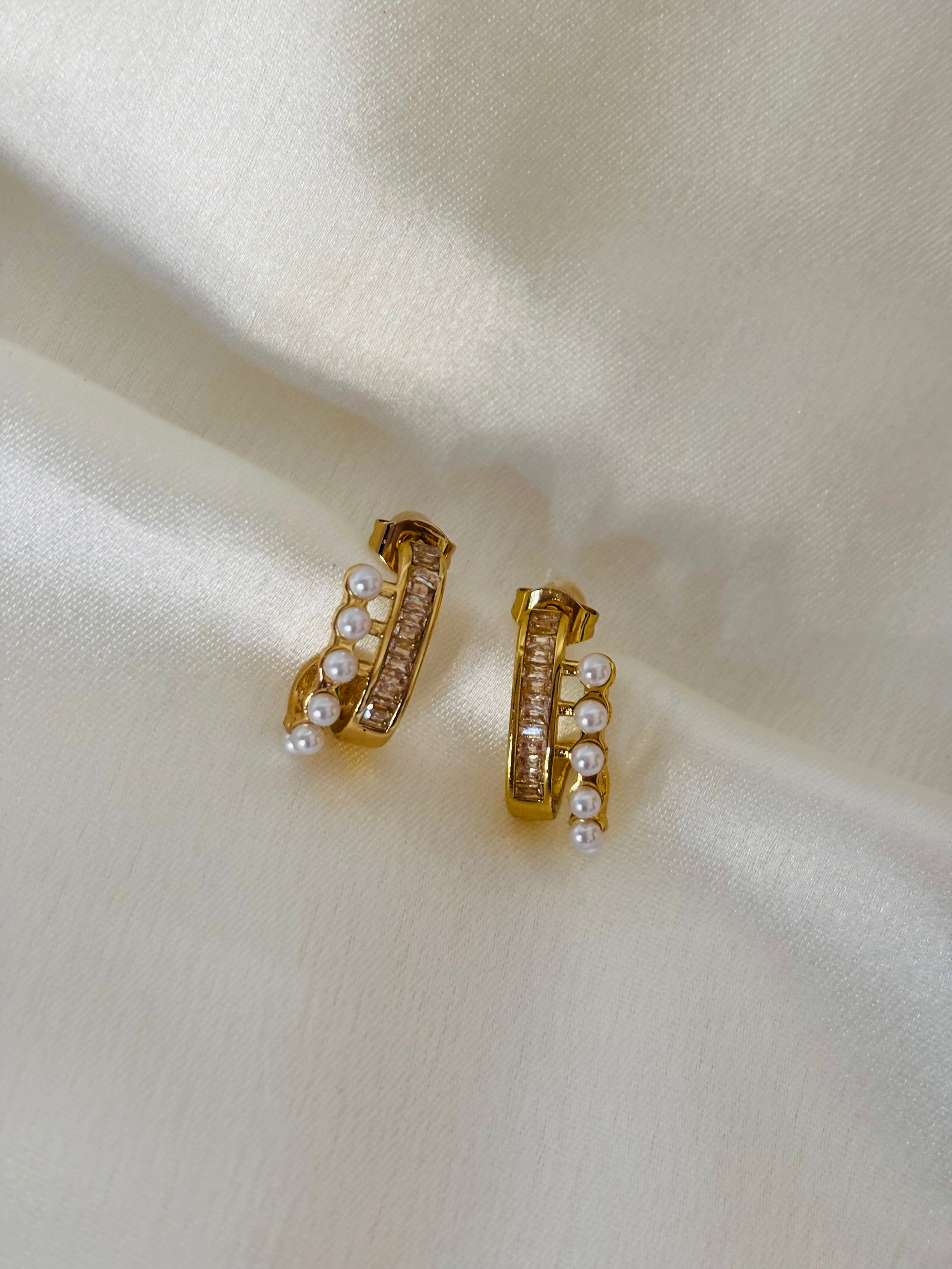 Pearl minimal stud earring