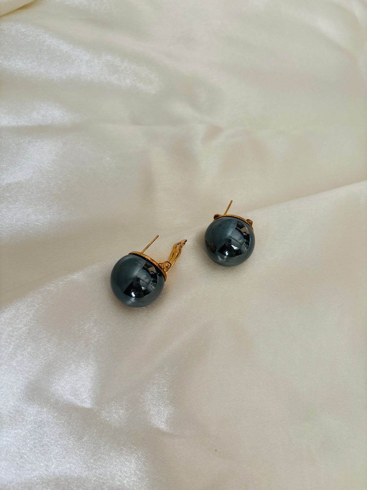 Pearl bold stud earring