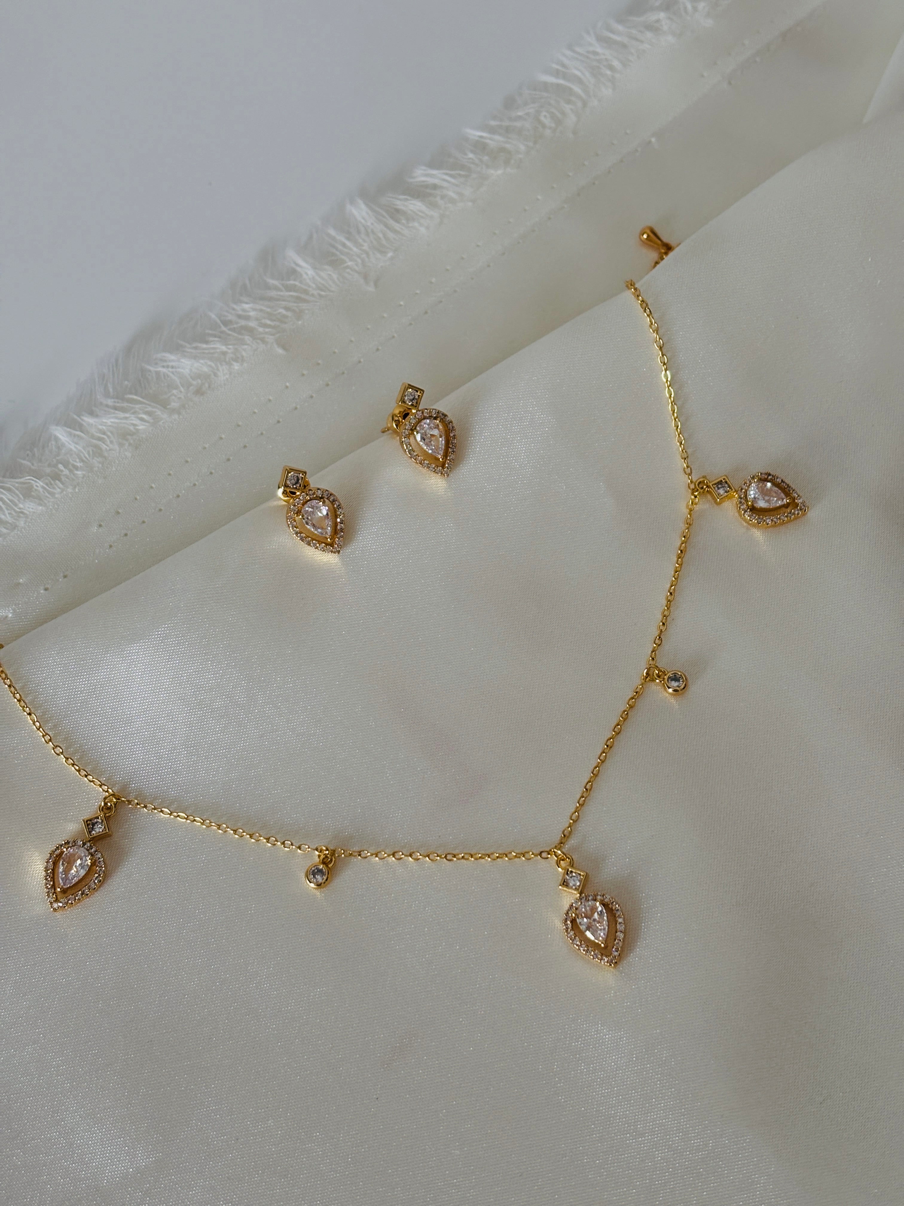 Aleysa solitaire necklace set