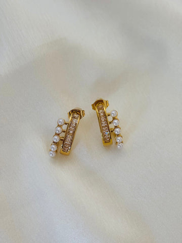Pearl minimal stud earring