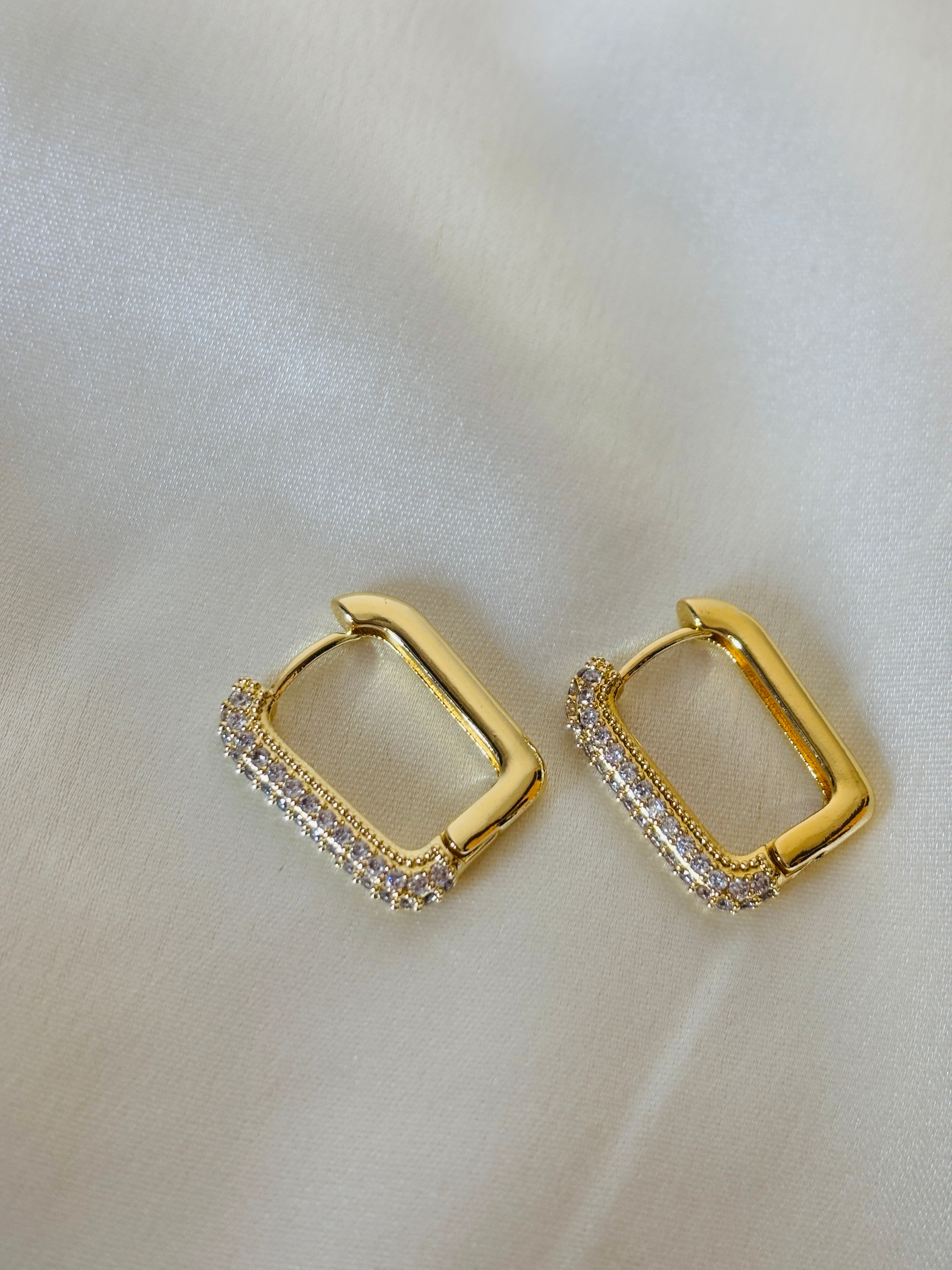 Rectangular AD studded diamond earring