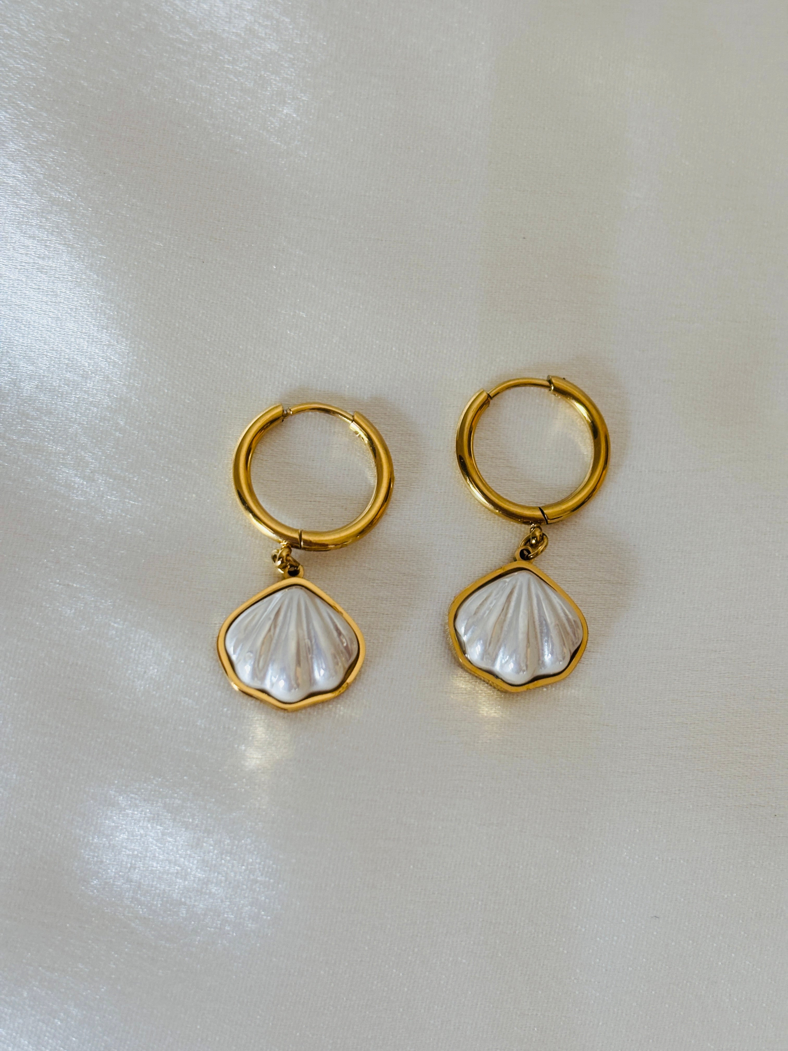 Pearl shell hoop