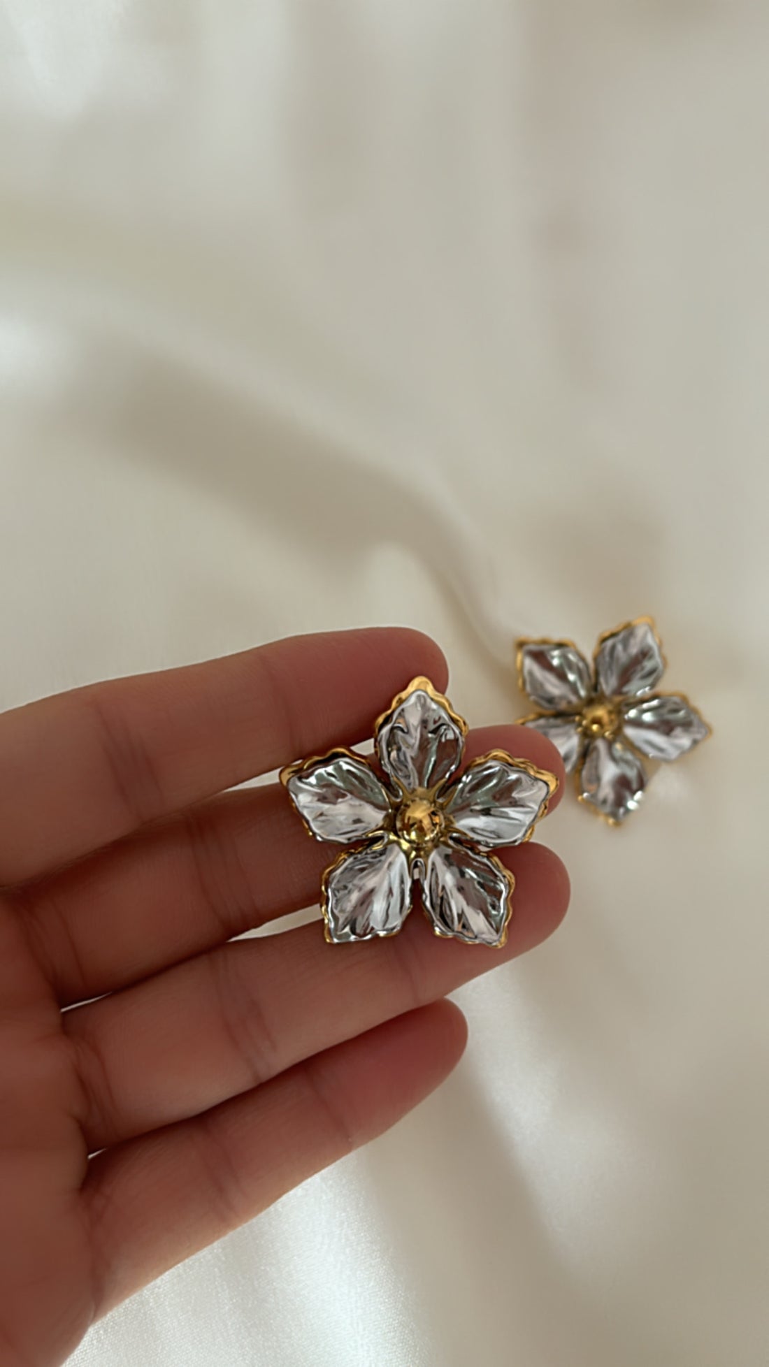 Two tone flora earring