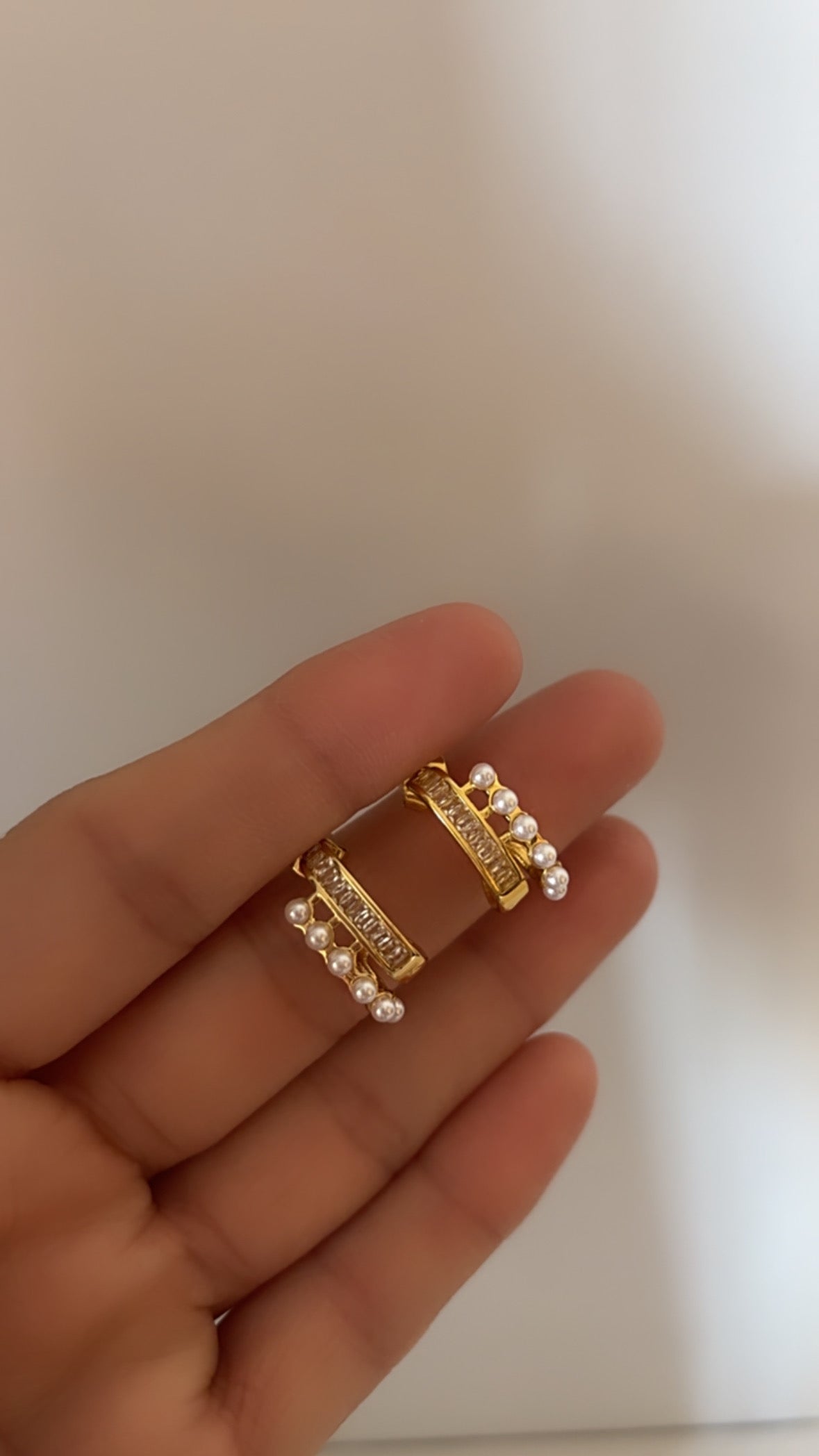 Pearl minimal stud earring
