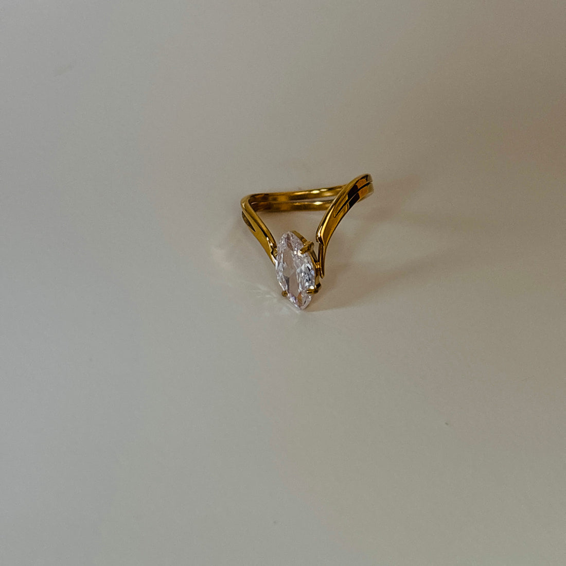 Solitaire almond cut V ring
