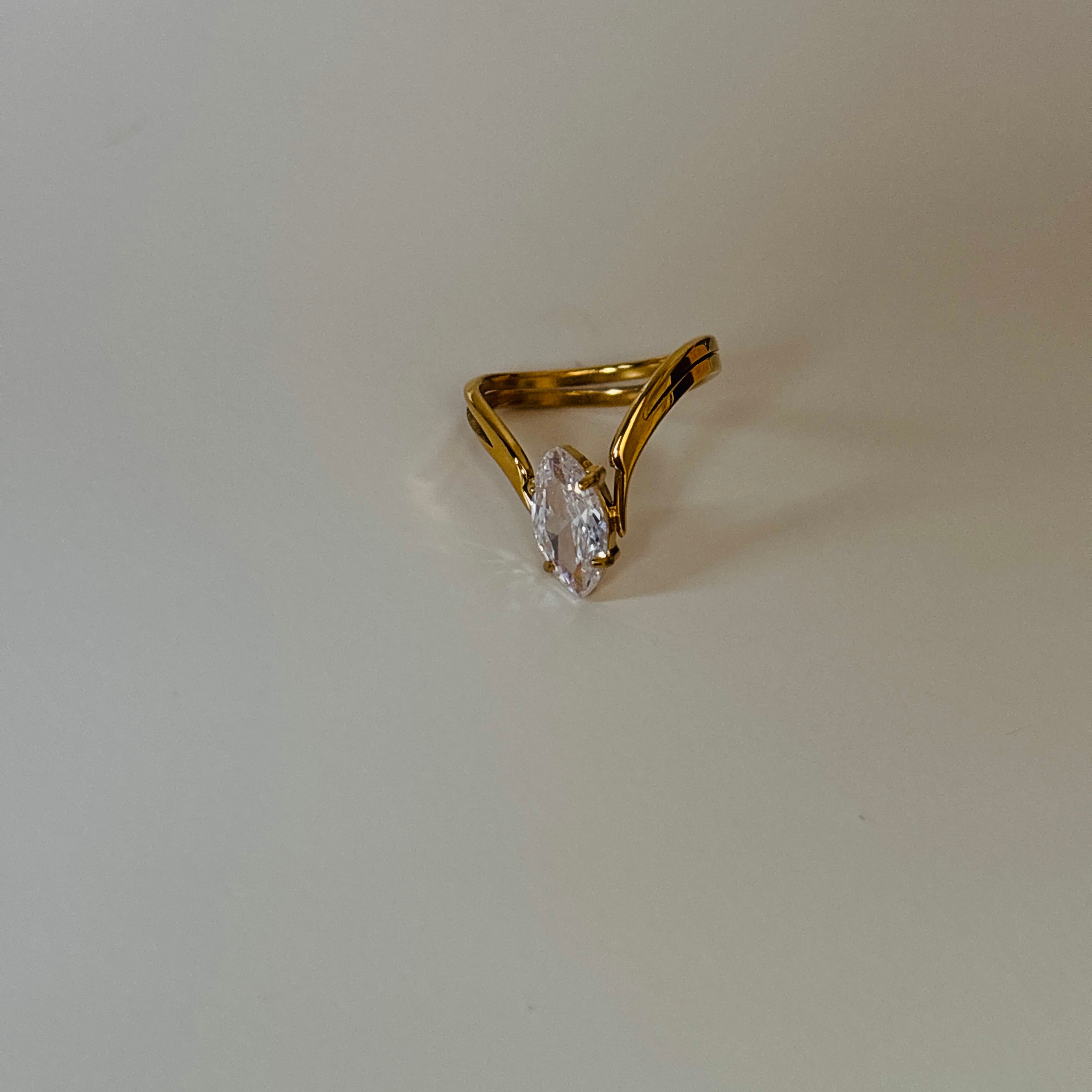 Solitaire almond cut V ring