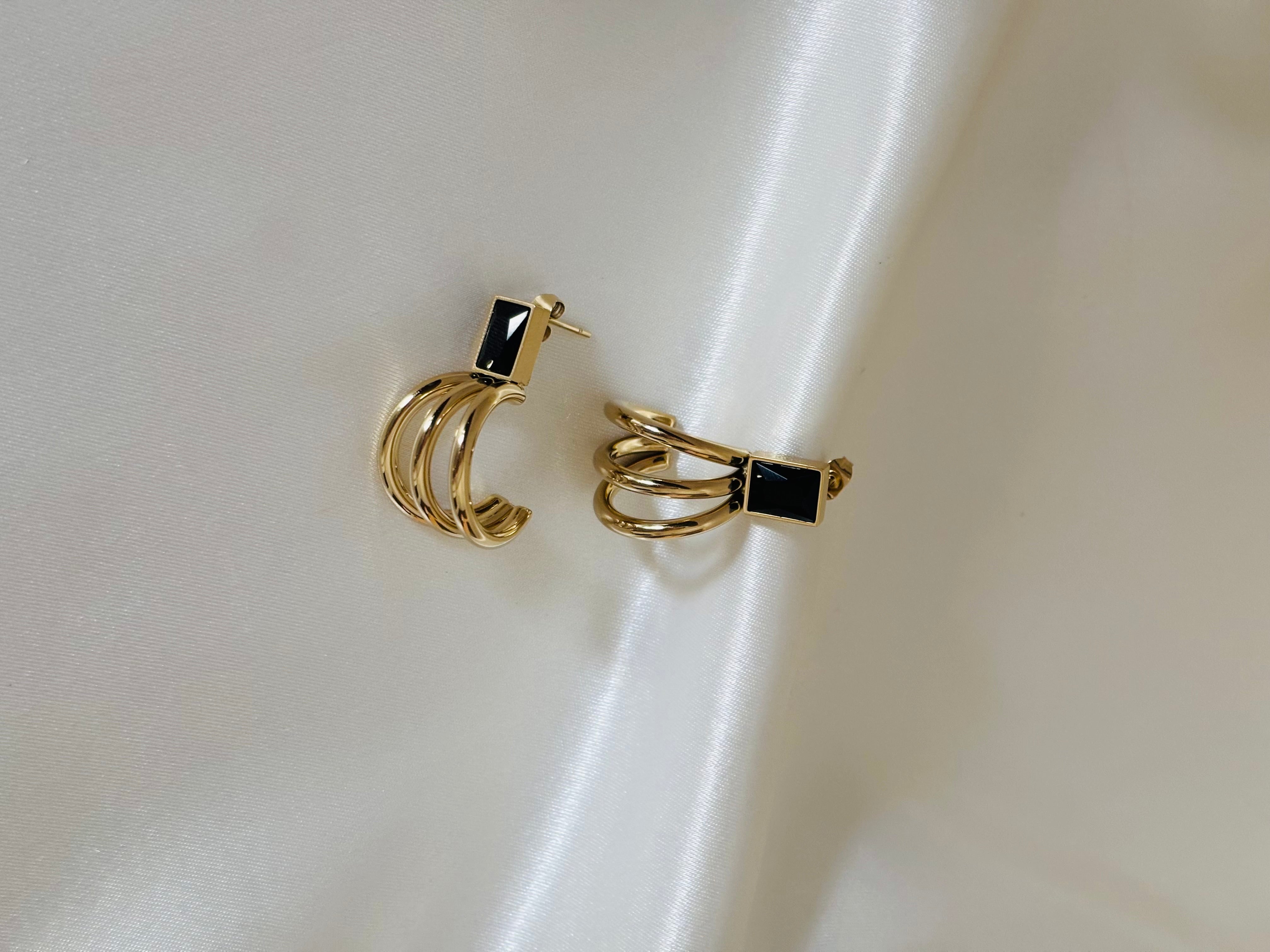 Black claw earring