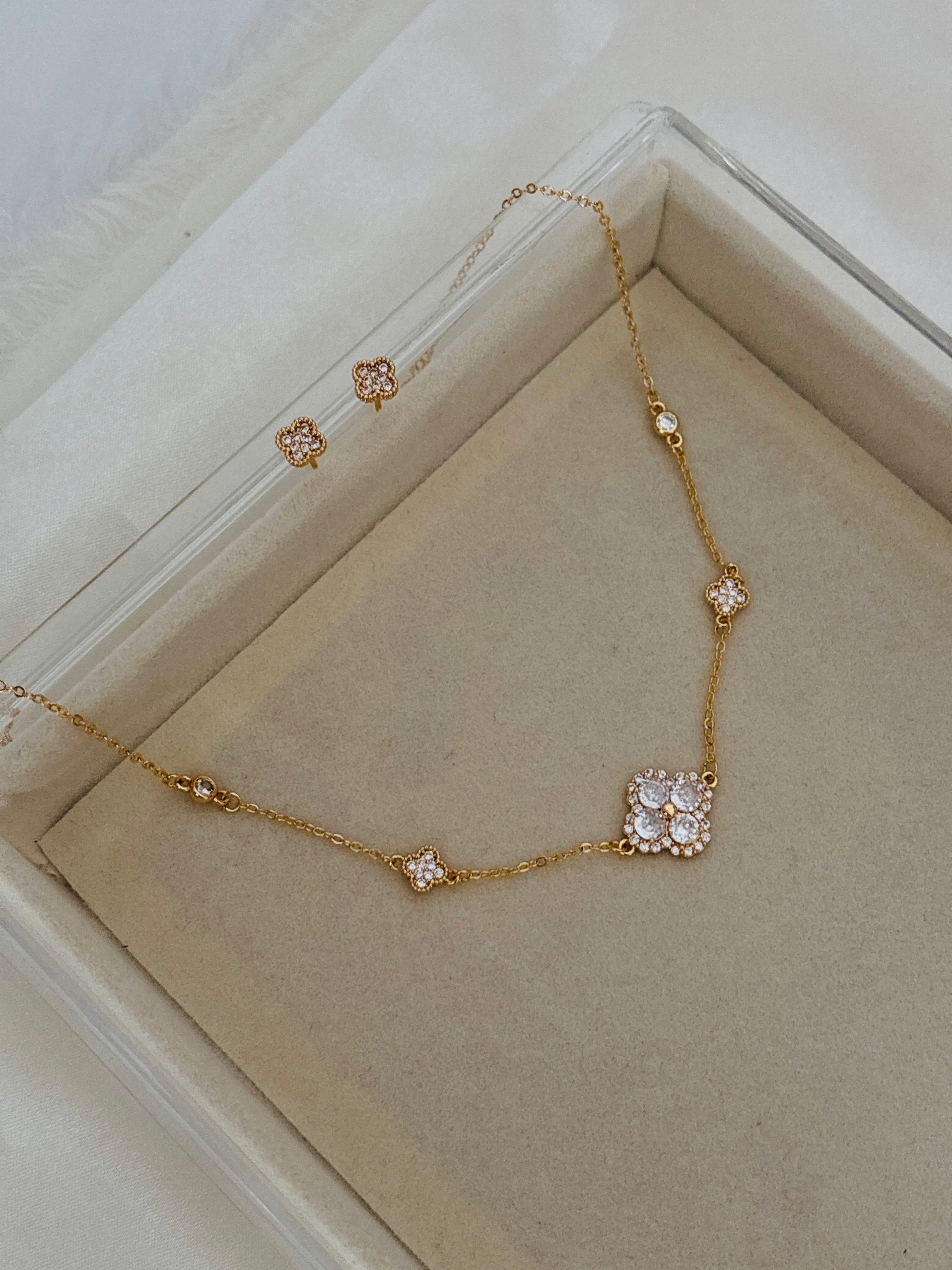 Anaiza solitaire necklace set