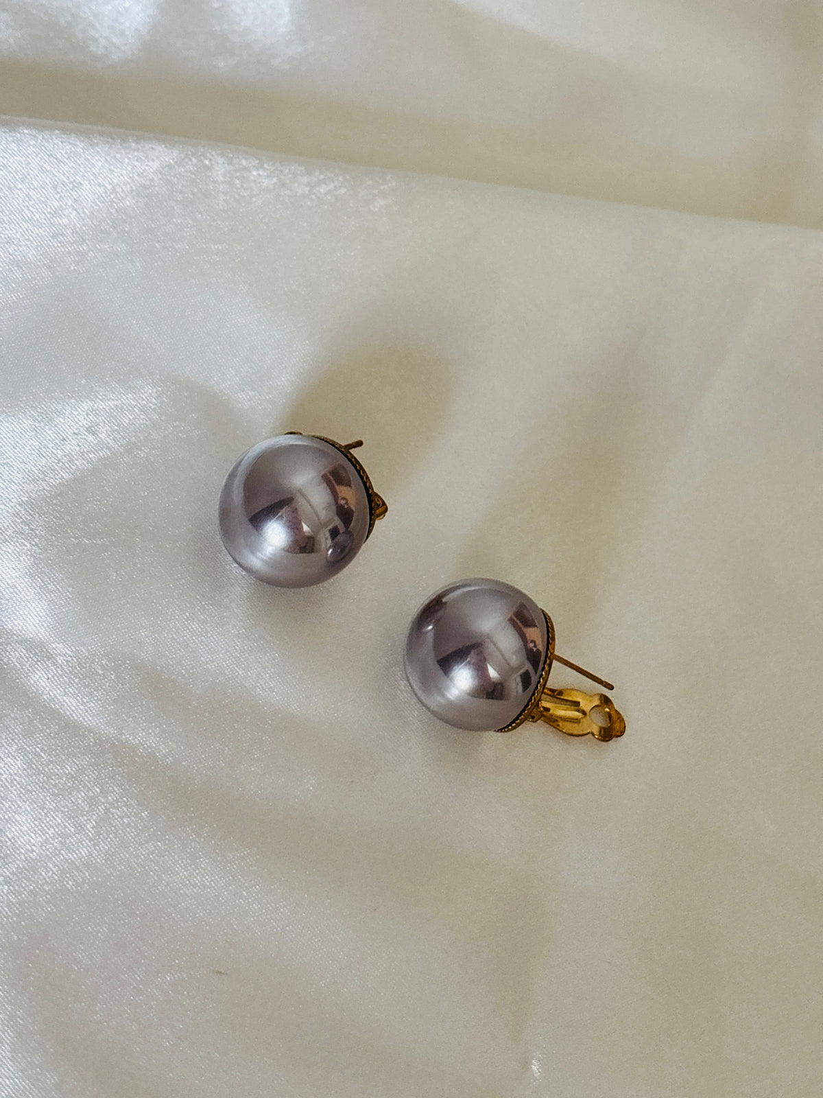 Pearl bold stud earring