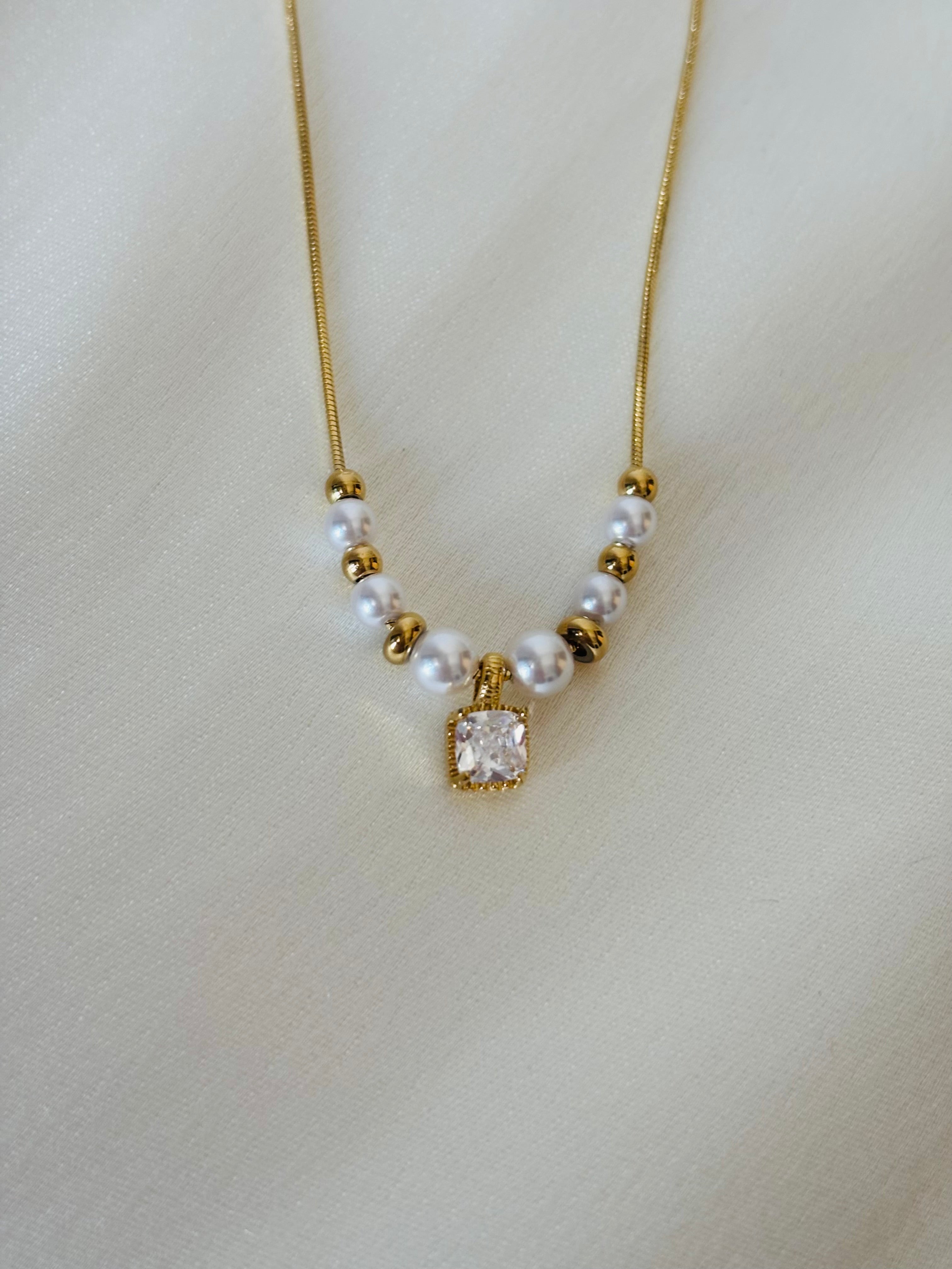 Amora pearl necklace