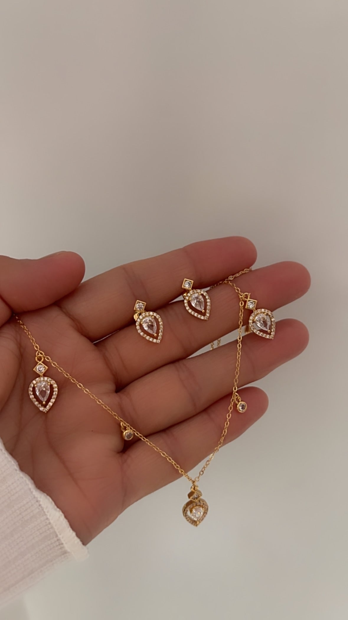 Aleysa solitaire necklace set
