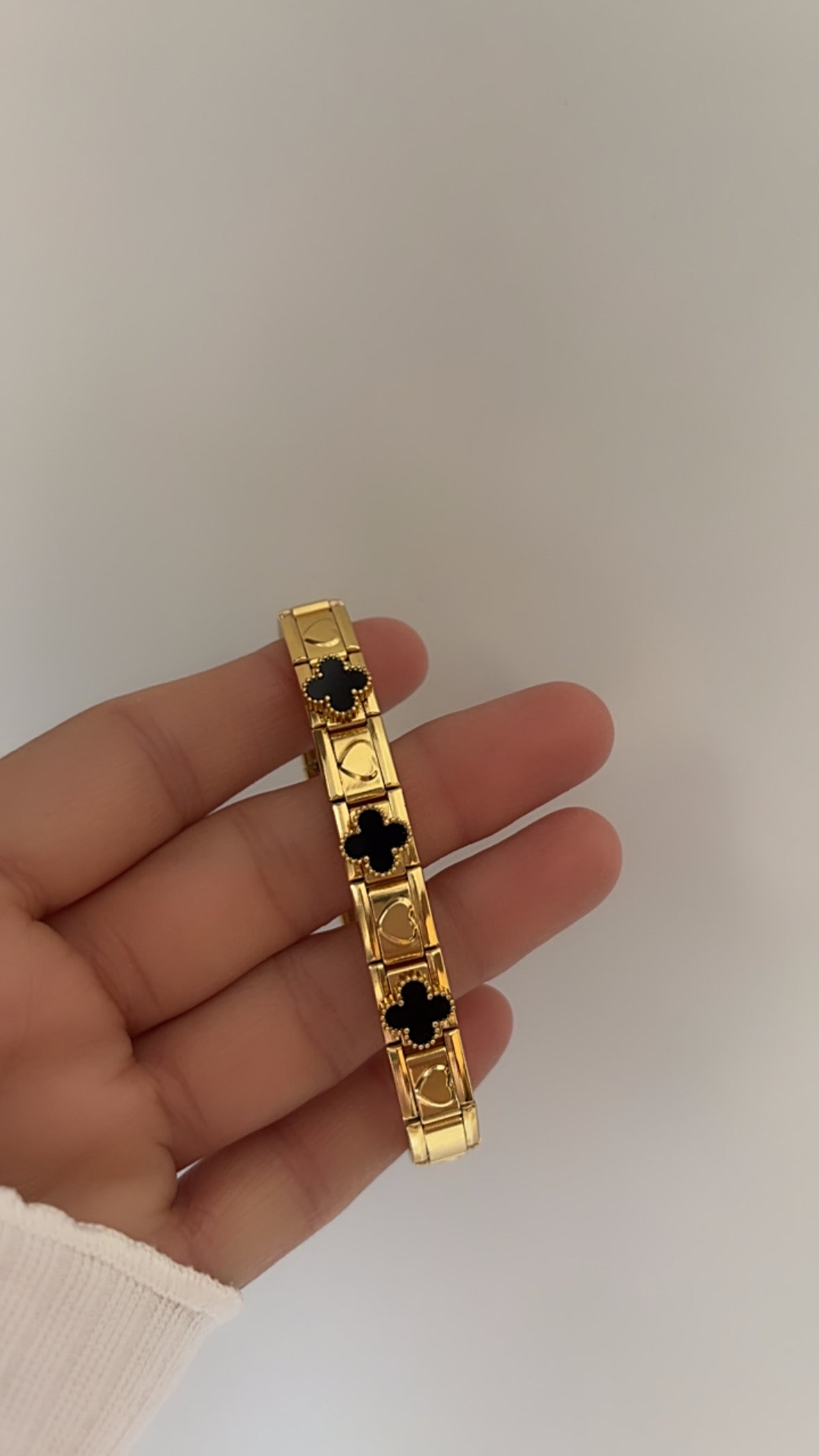 Black clover stretchable belt bracelet