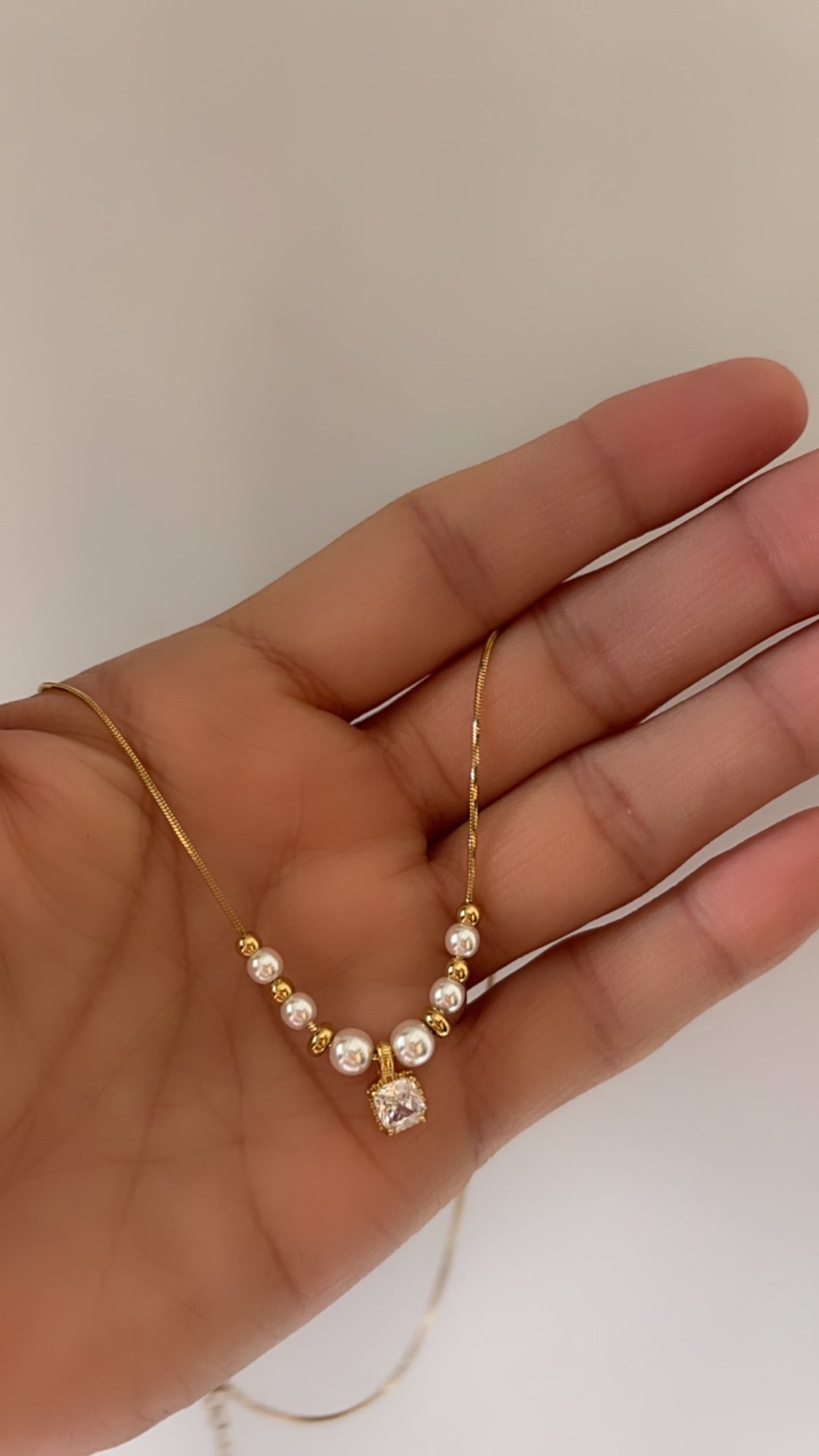 Amora pearl necklace