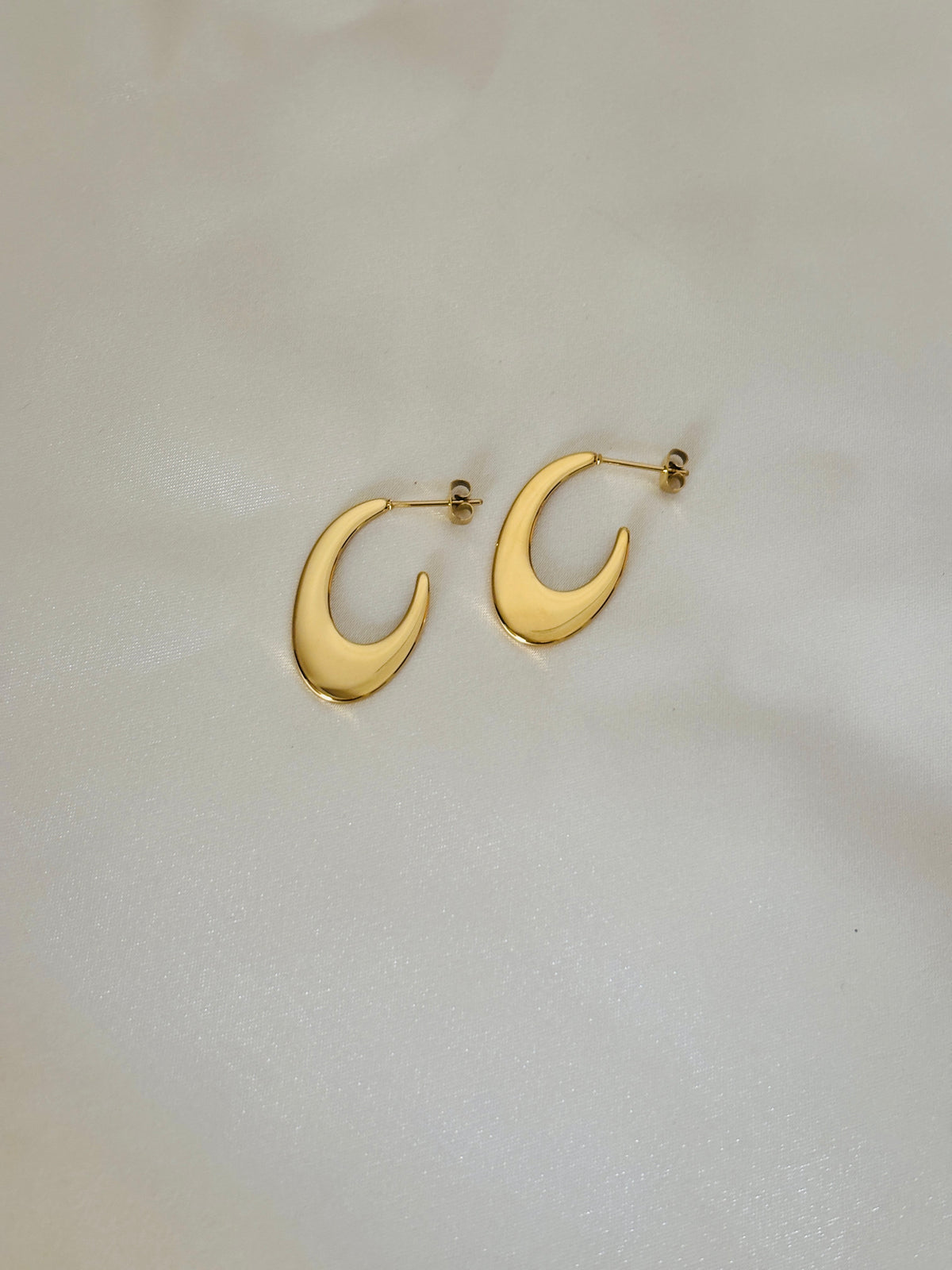 U earring