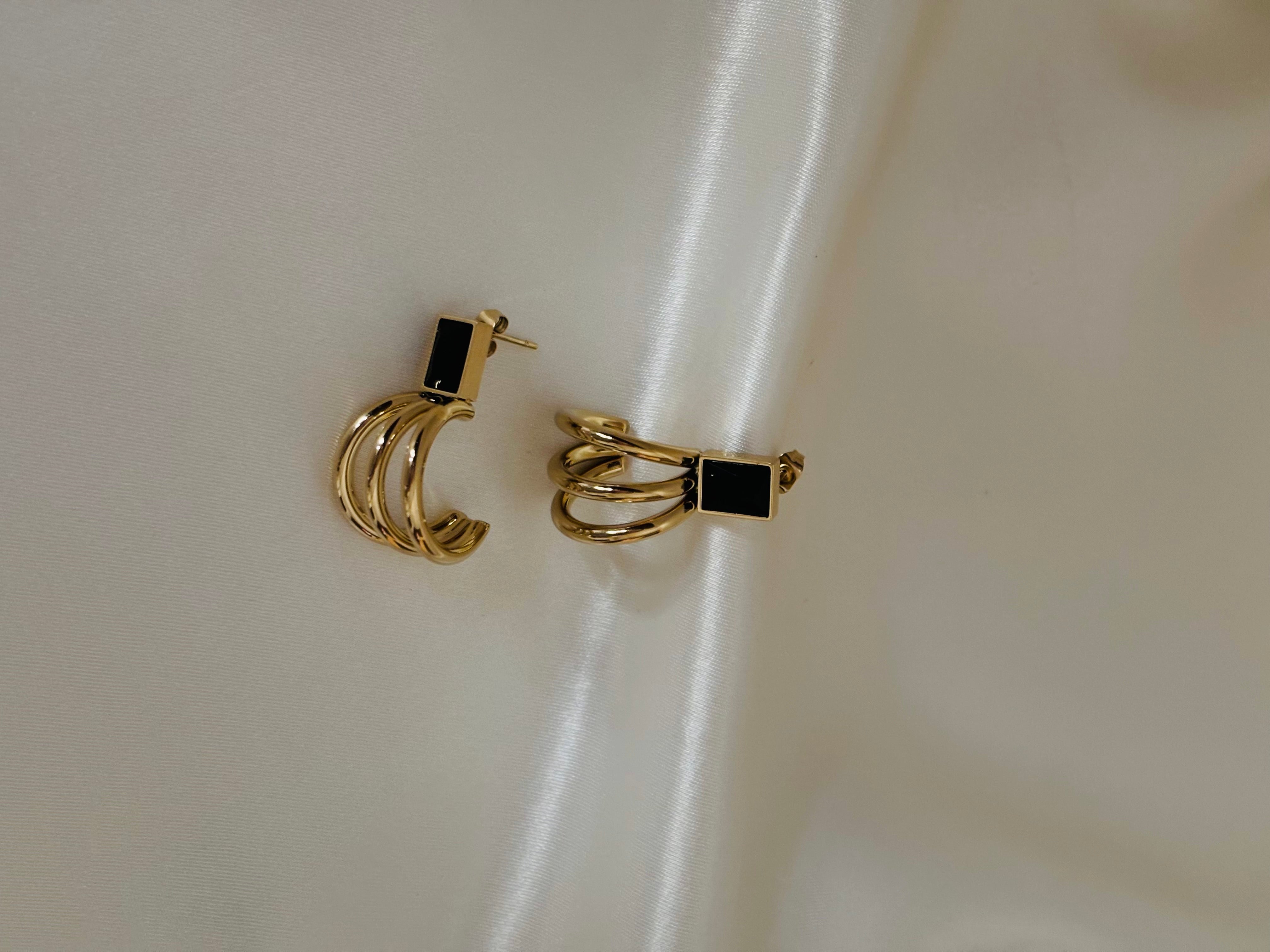 Black claw earring