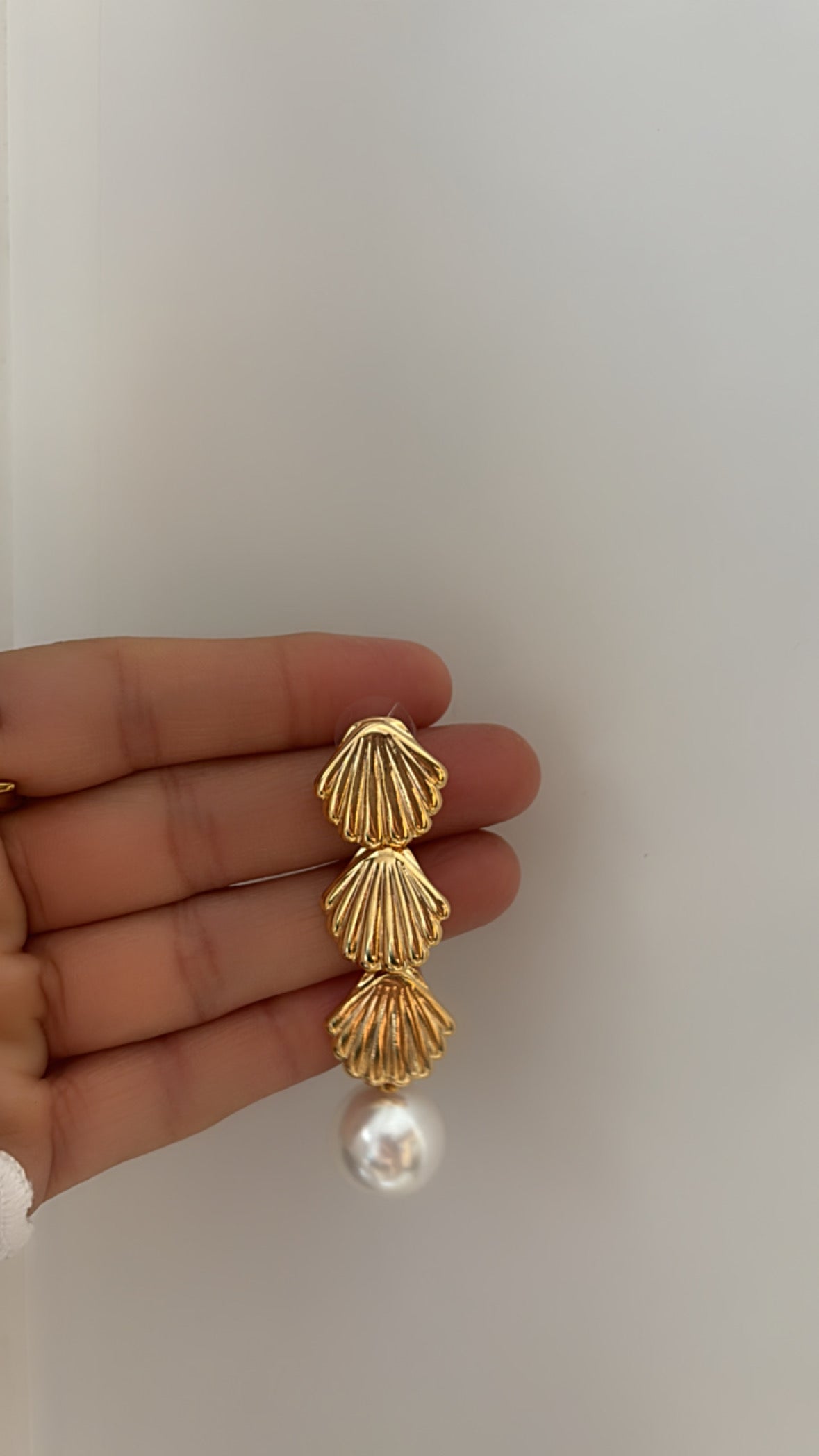 Pearl shell earring