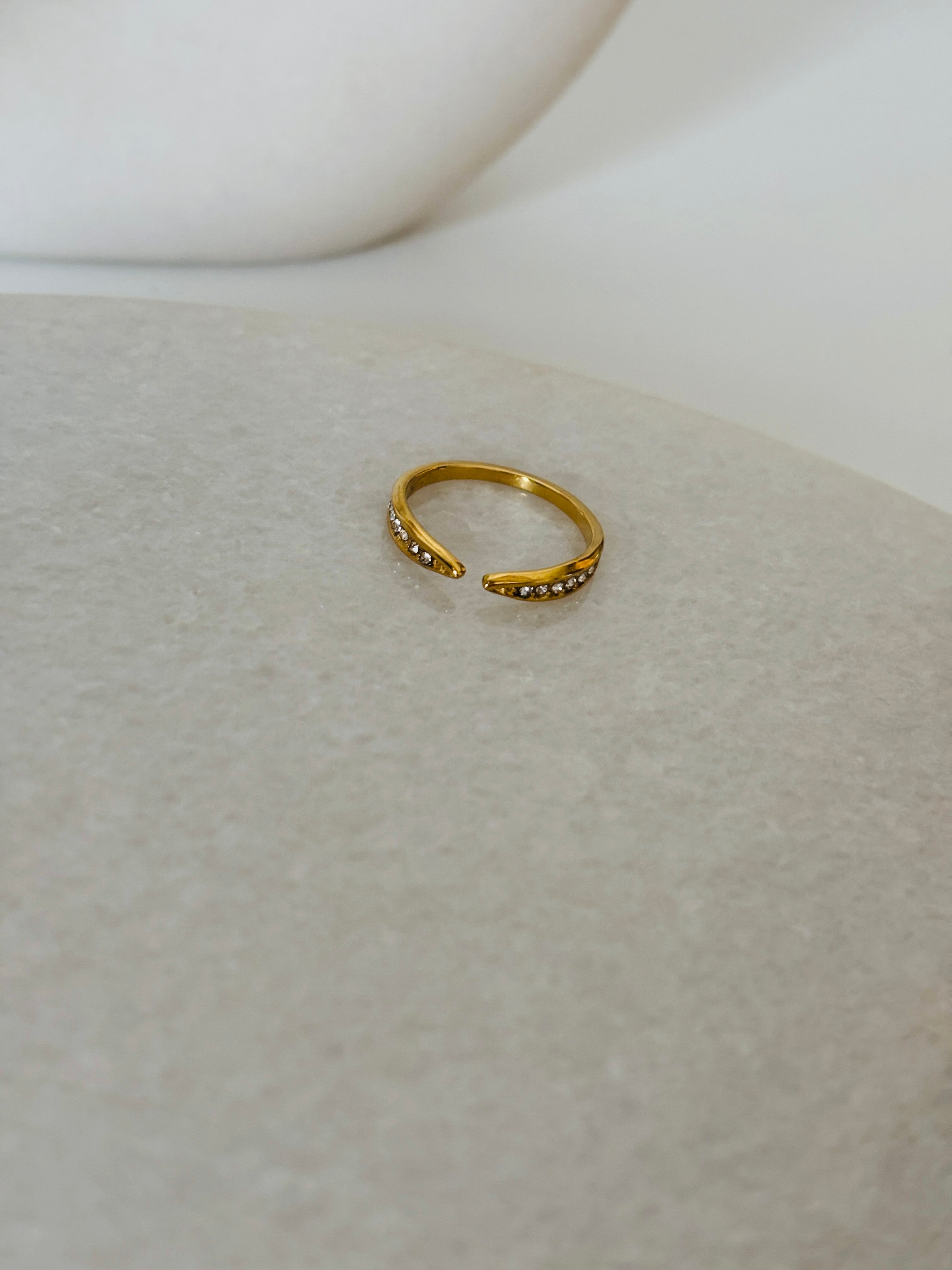 Molly adjustable ring