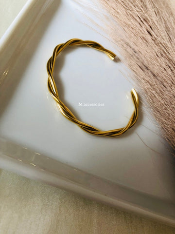 Twisted Hand Cuff